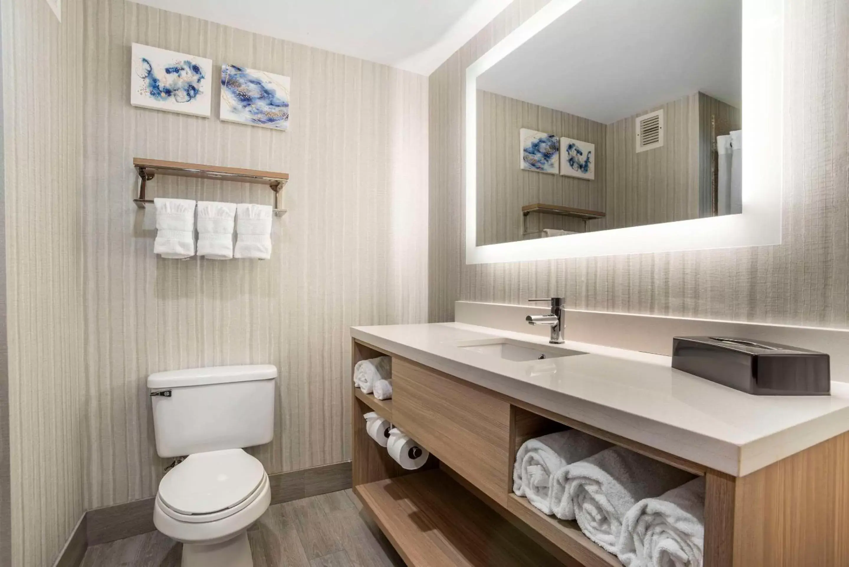 Bedroom, Bathroom in Comfort Suites At WestGate Mall