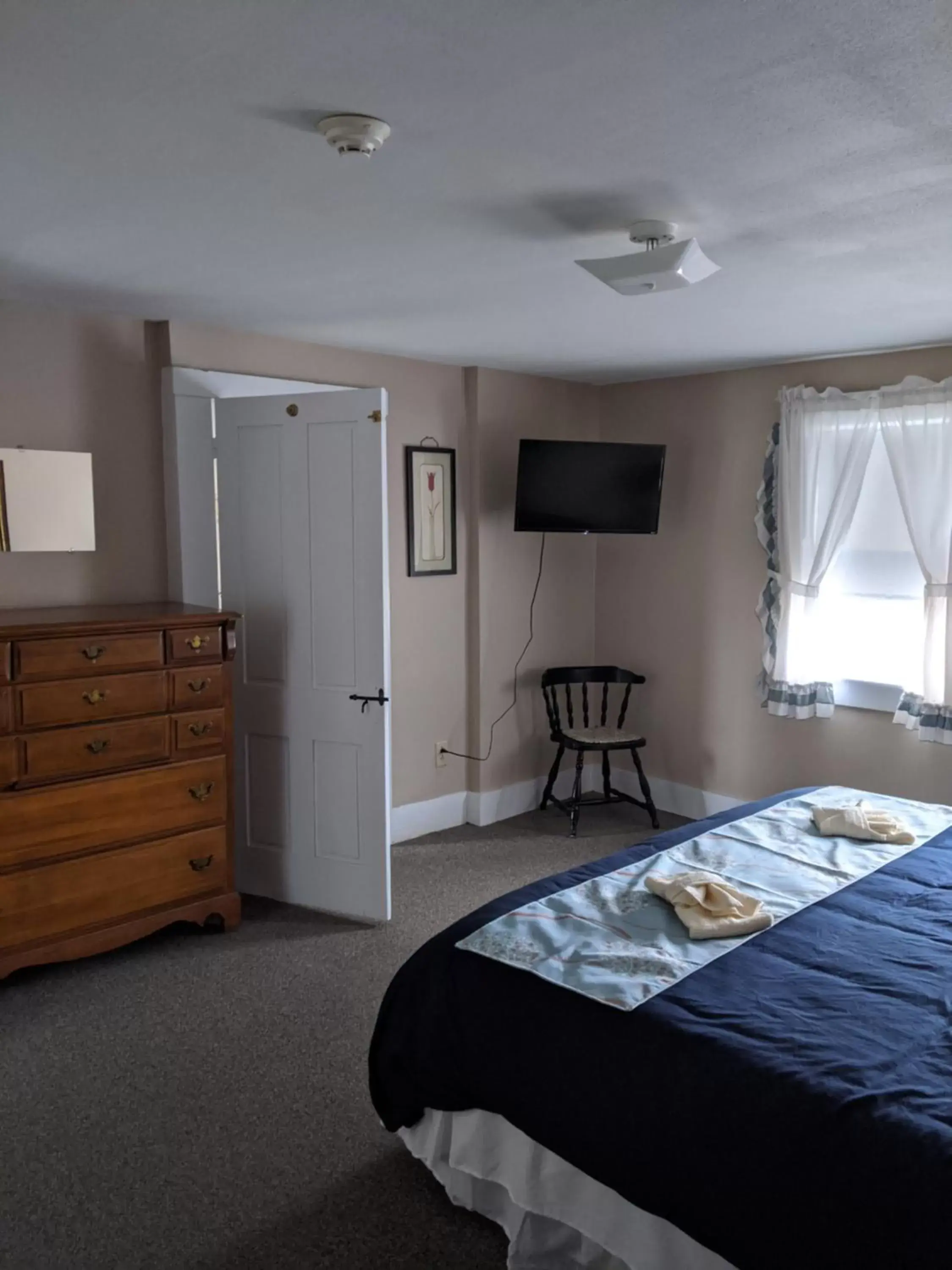 Bed in Lake Shore Farm Inn