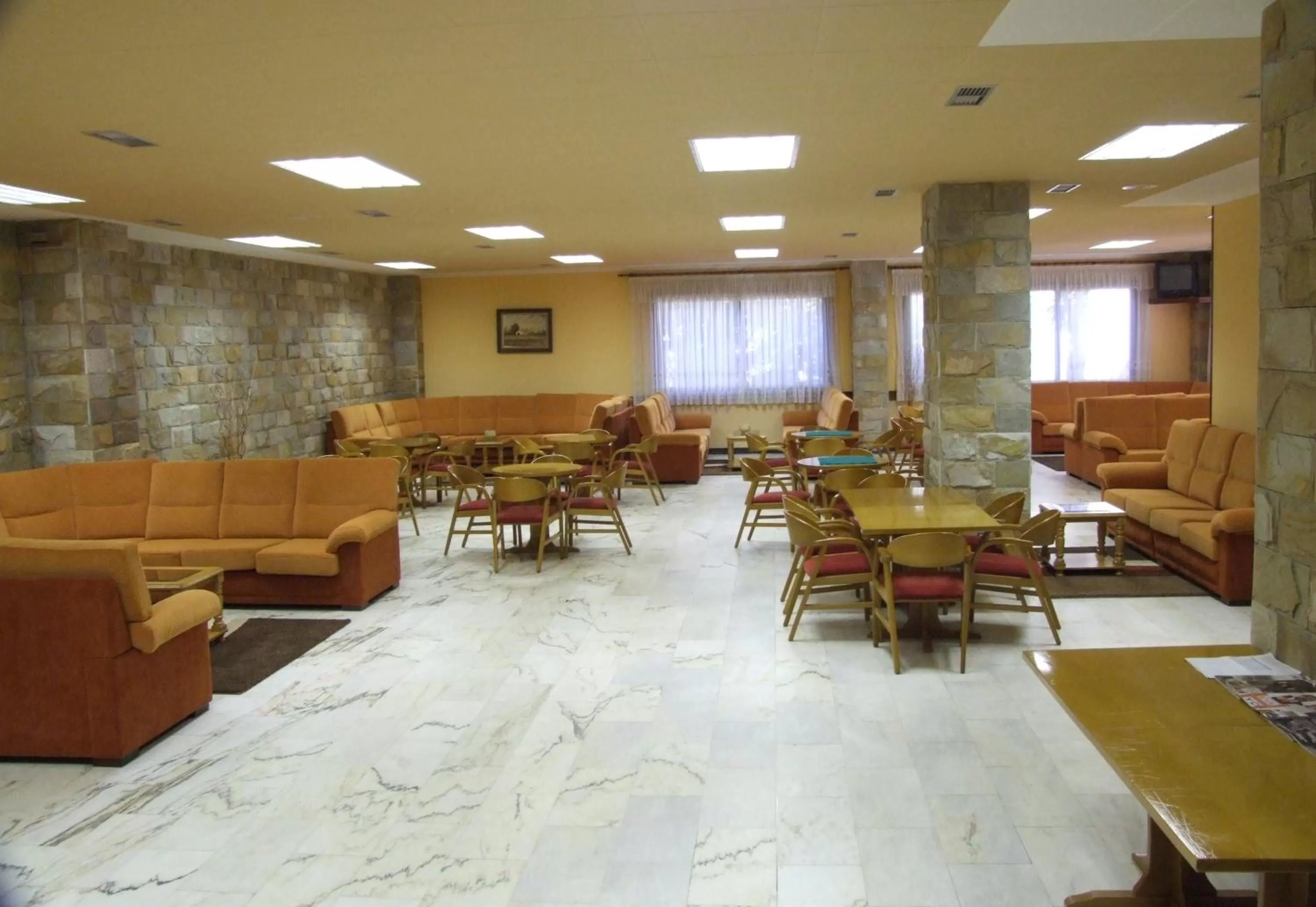 Communal lounge/ TV room in Hotel Scala