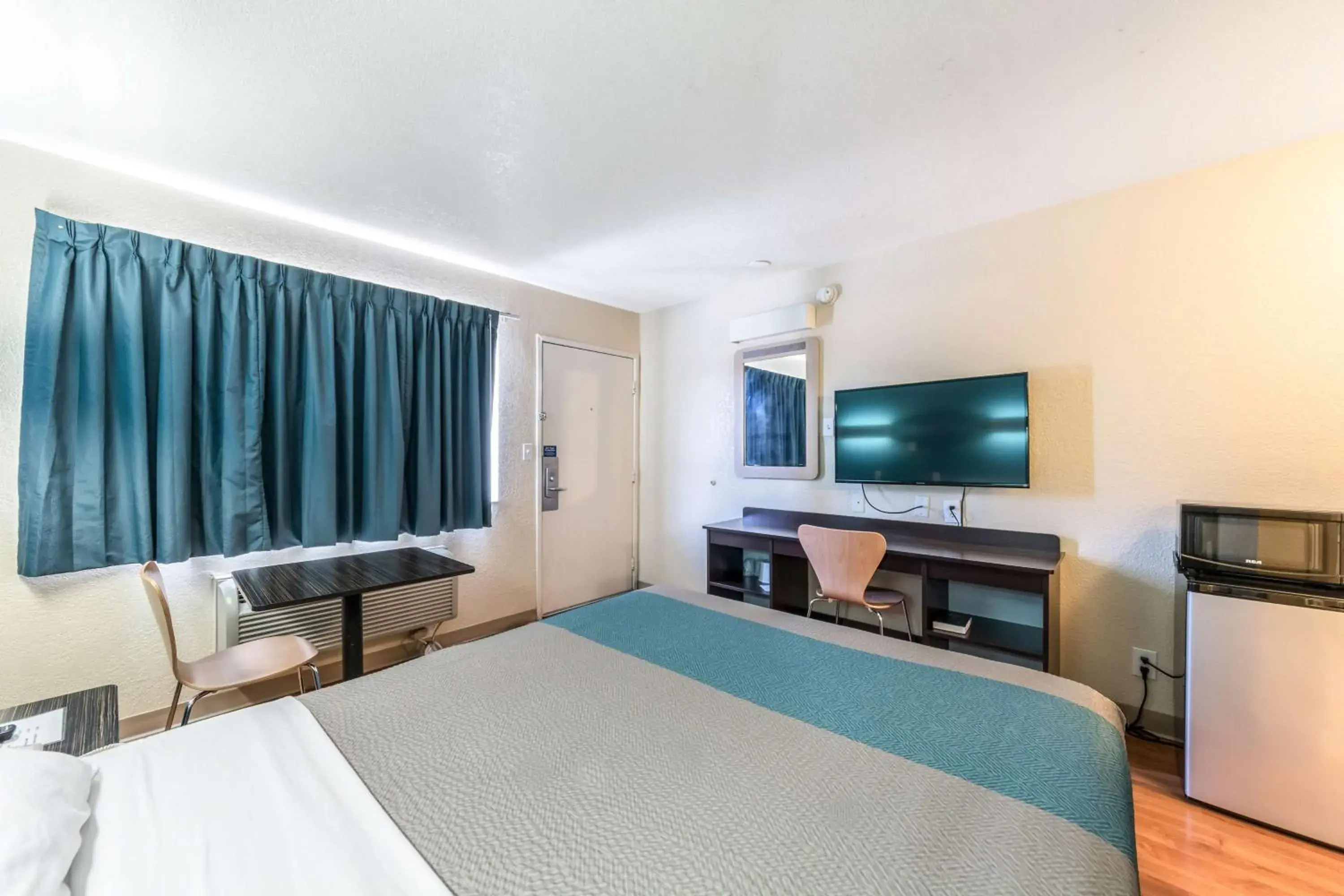 TV and multimedia, Bed in Motel 6-Victoria, TX