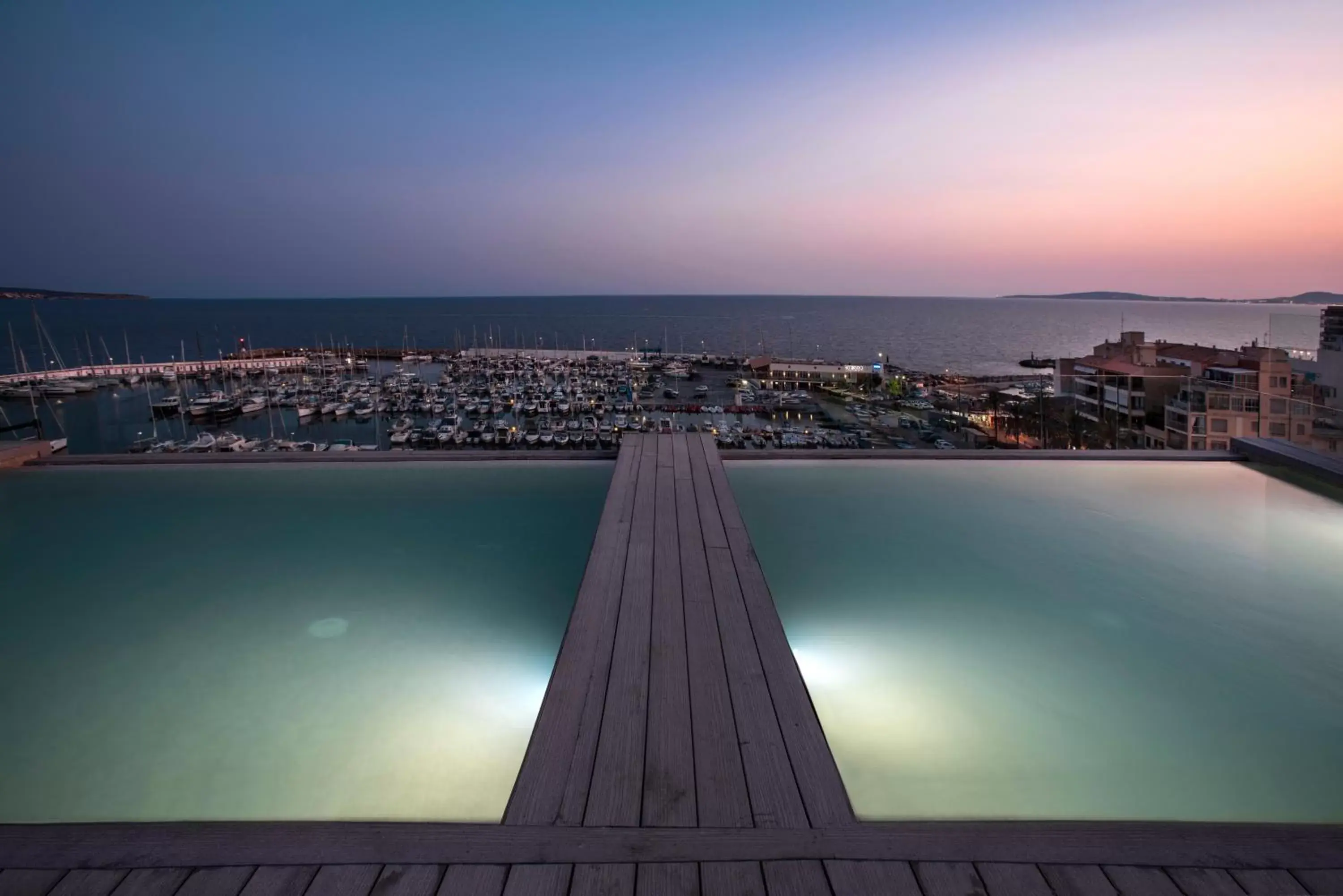 Swimming pool in Hotel Las Arenas