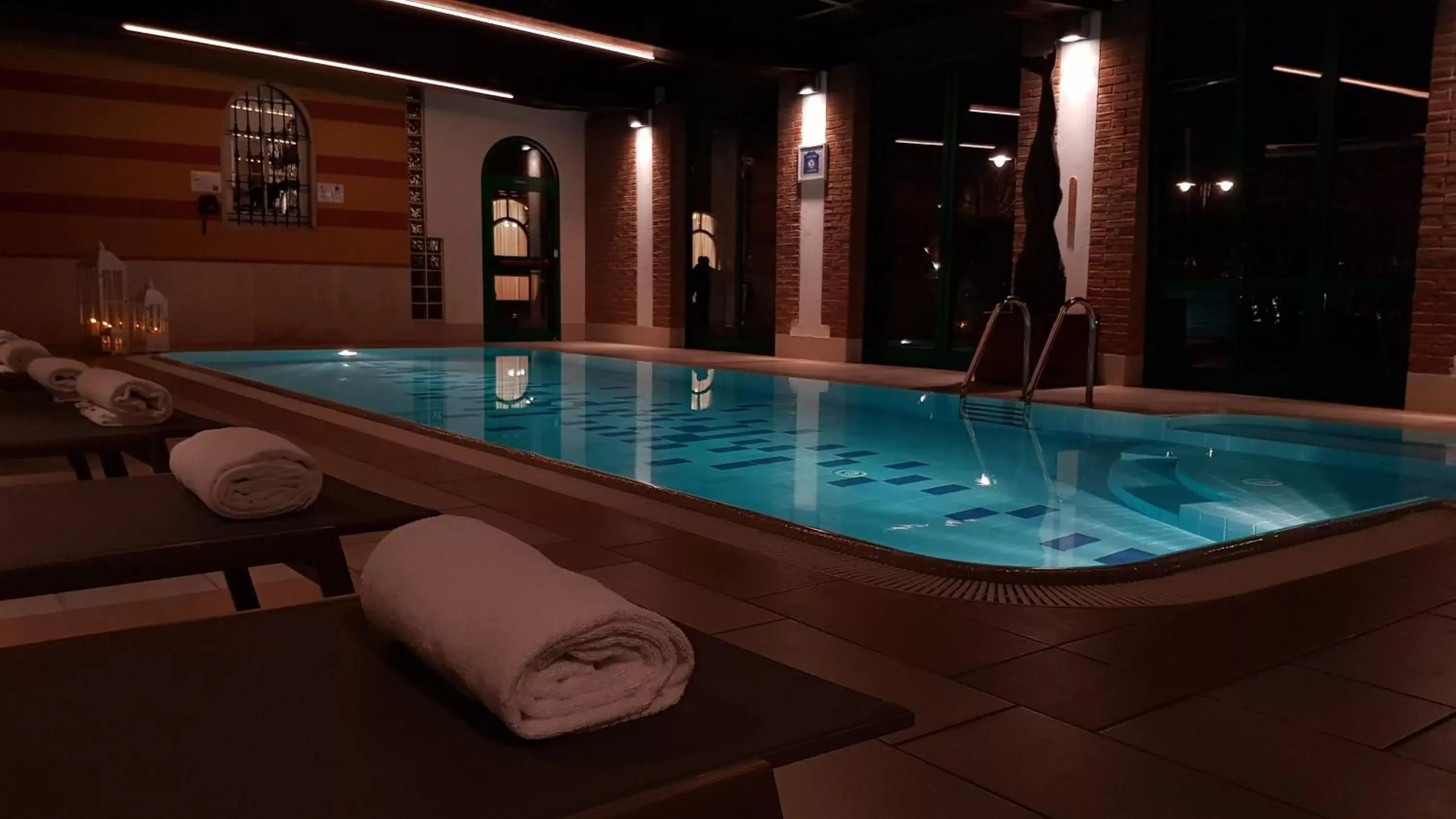 Hot Tub, Swimming Pool in Hotel Villa Malaspina