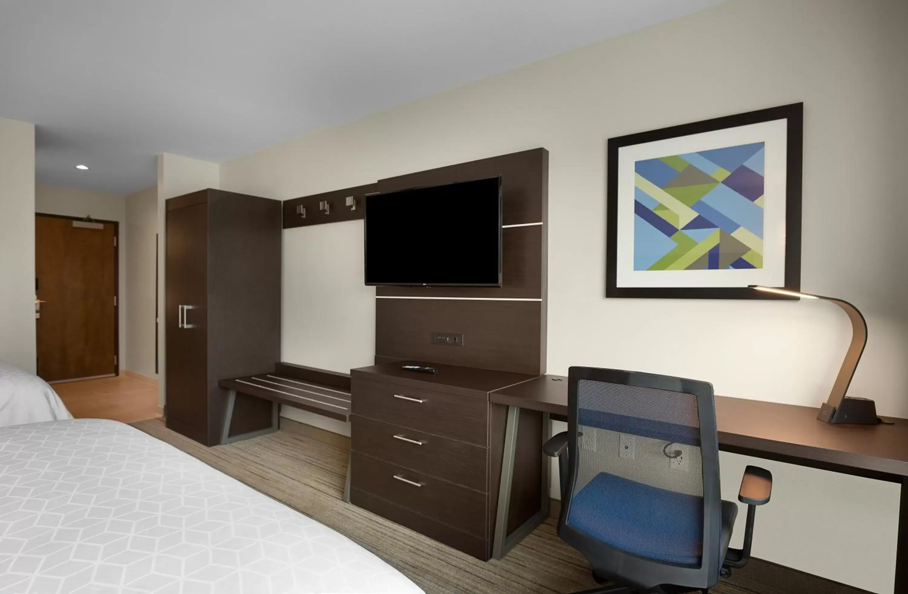 Photo of the whole room, TV/Entertainment Center in Holiday Inn Express - Lake Park, an IHG Hotel