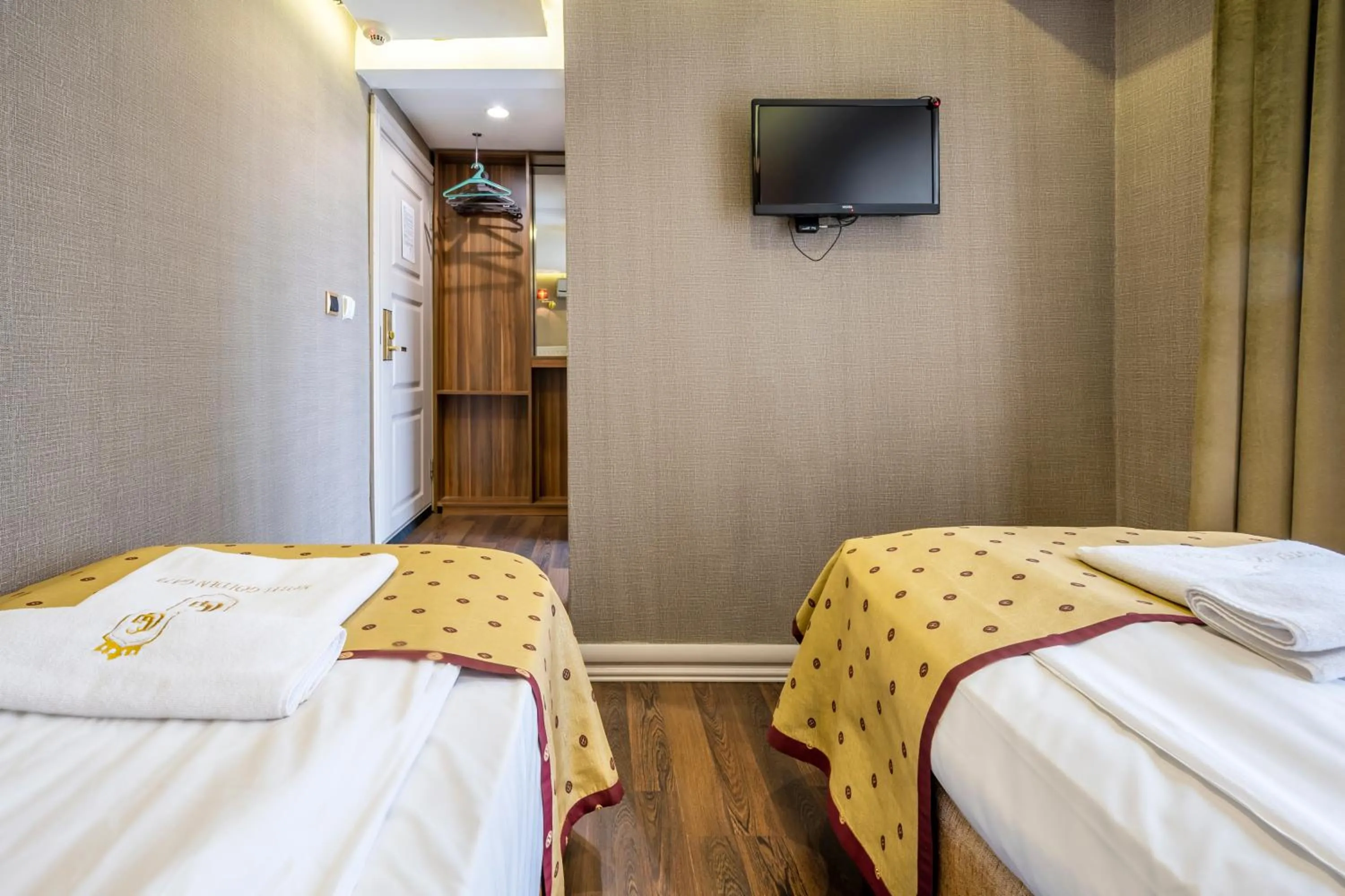 Communal lounge/ TV room in Golden Gate Hotel Topkapı