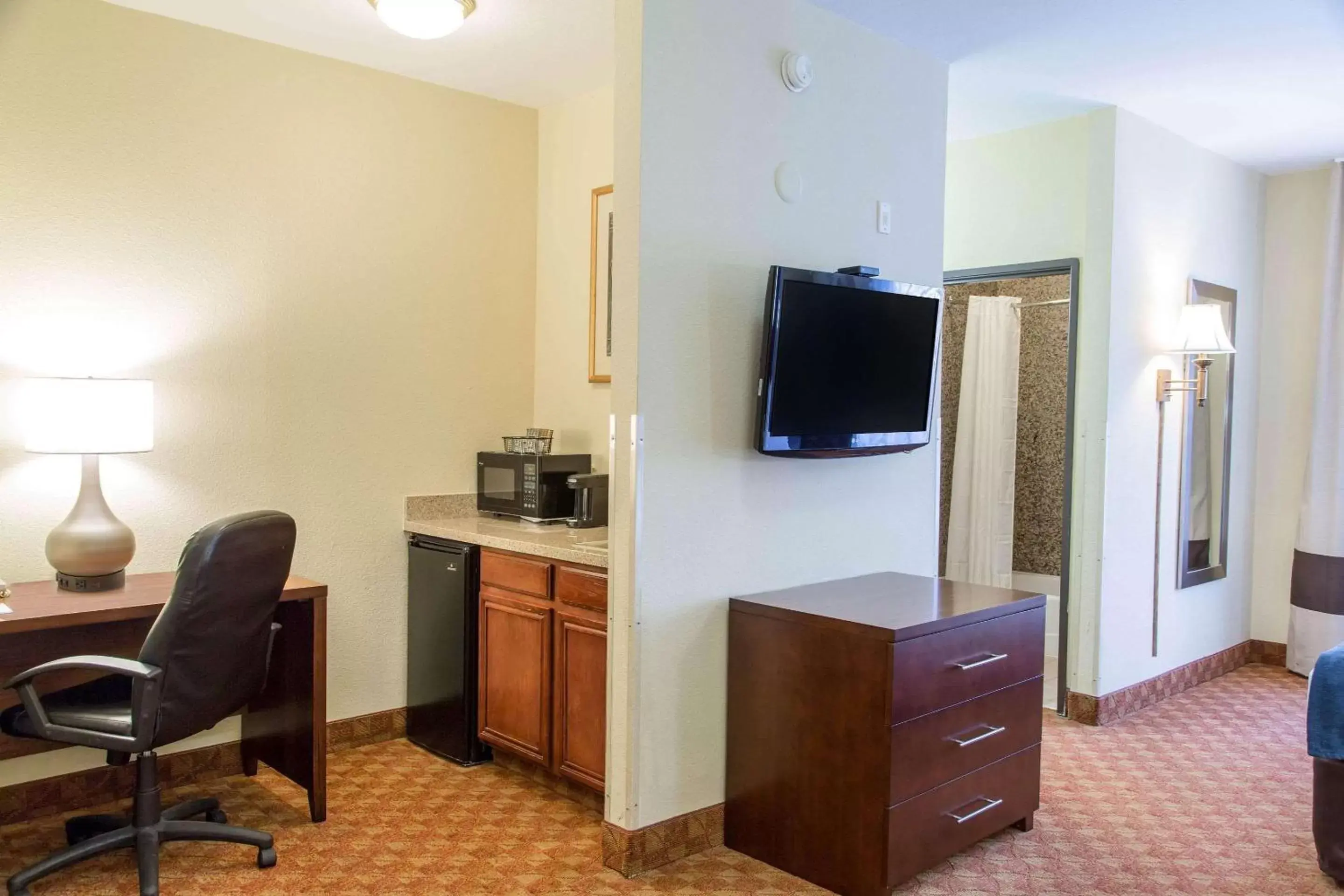 Photo of the whole room, TV/Entertainment Center in Comfort Suites North Fossil Creek