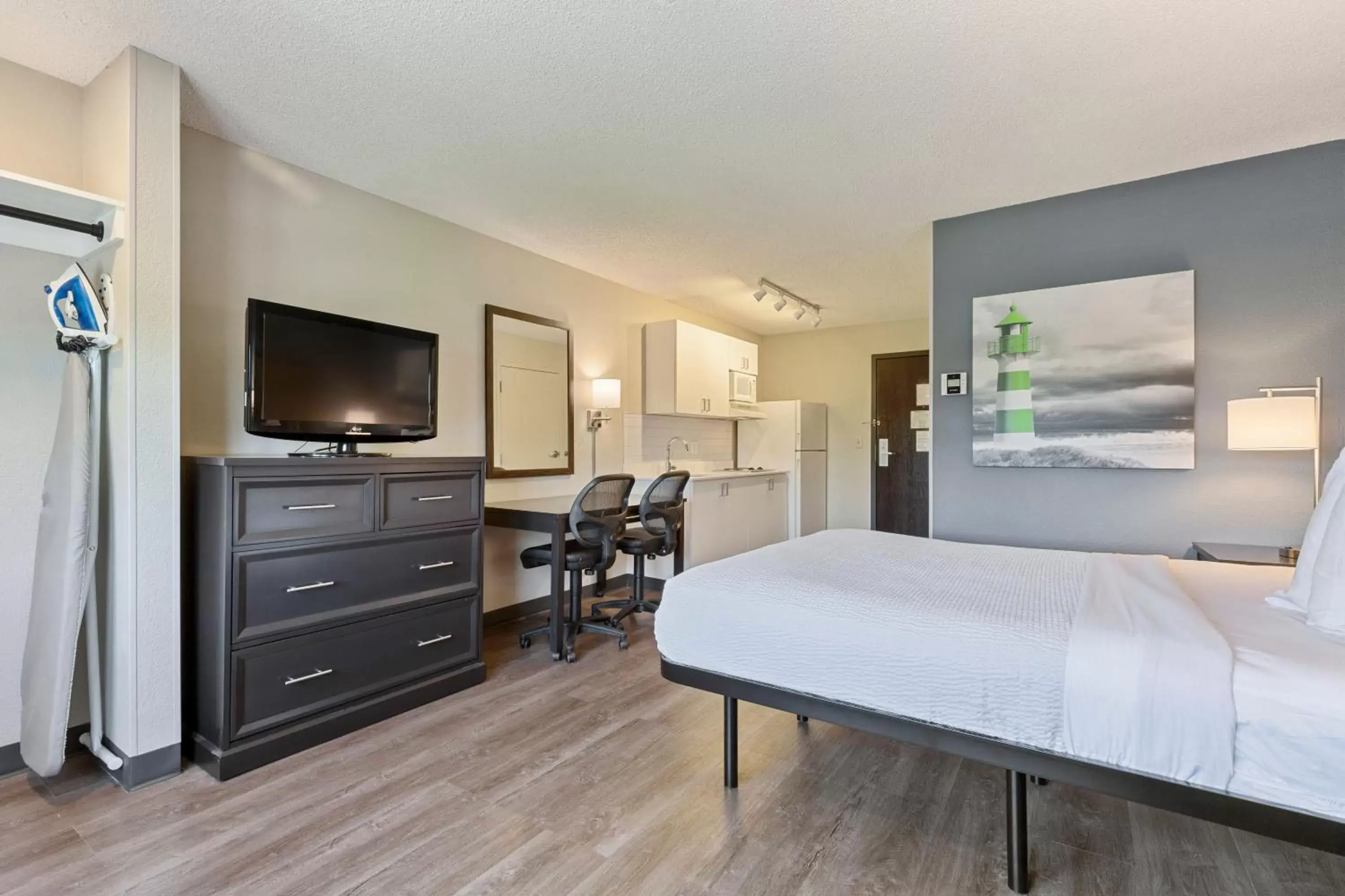 Bed, TV/Entertainment Center in Extended Stay America Suites - San Ramon - Bishop Ranch - East
