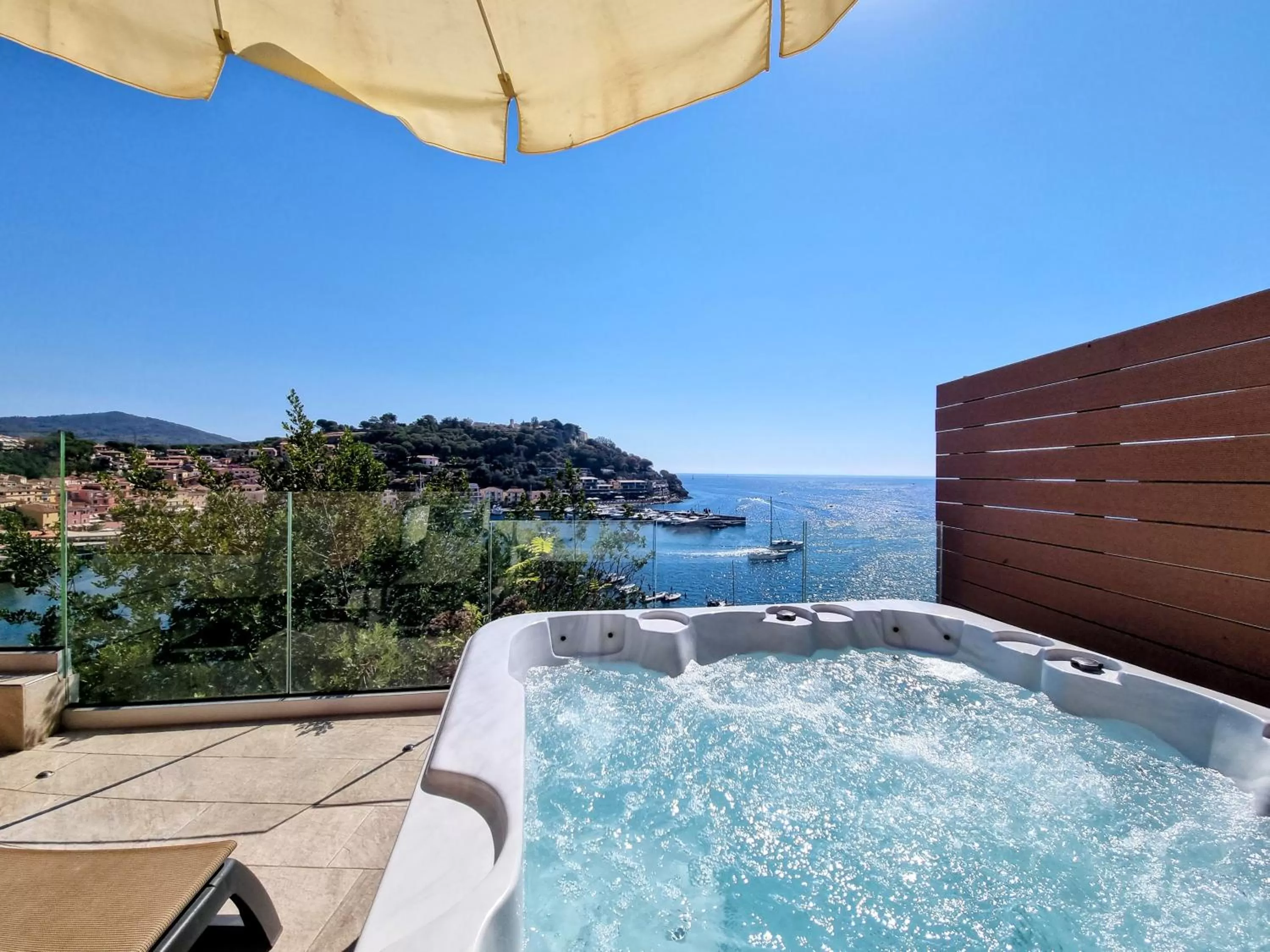 Hot Tub in Hotel Plaza