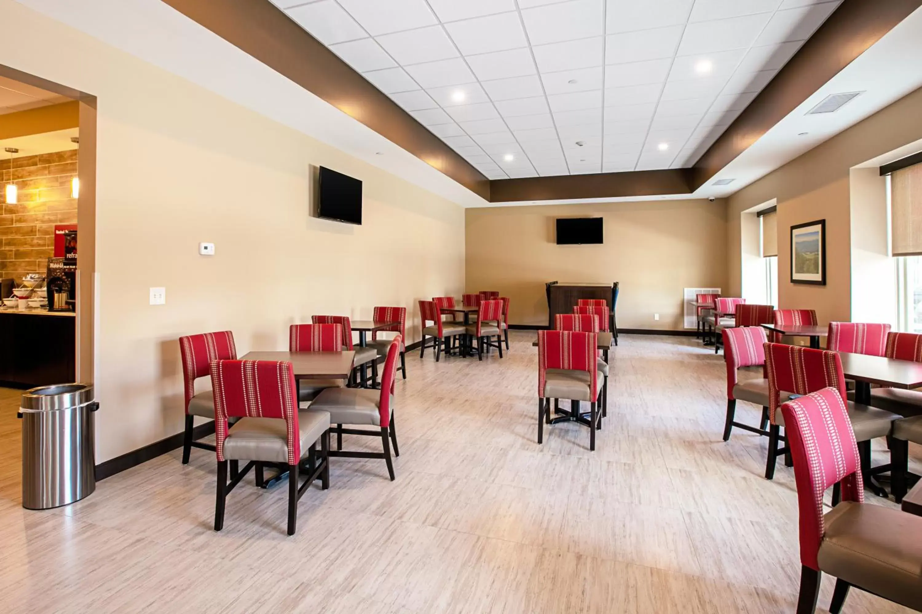 Breakfast, Restaurant/Places to Eat in Comfort Suites Fishkill near Interstate 84