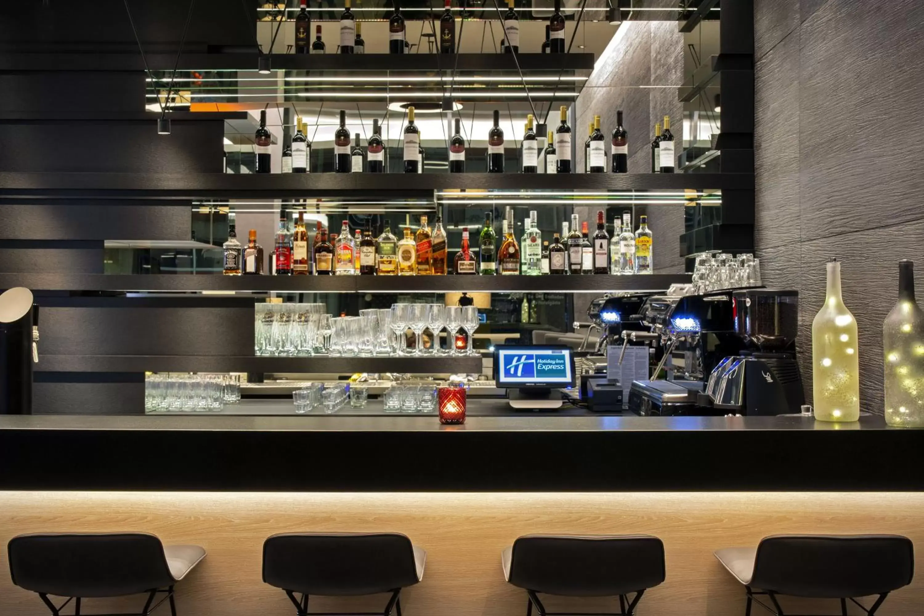 Lounge or bar, Lounge/Bar in Holiday Inn Express Stuttgart-Waiblingen, an IHG Hotel