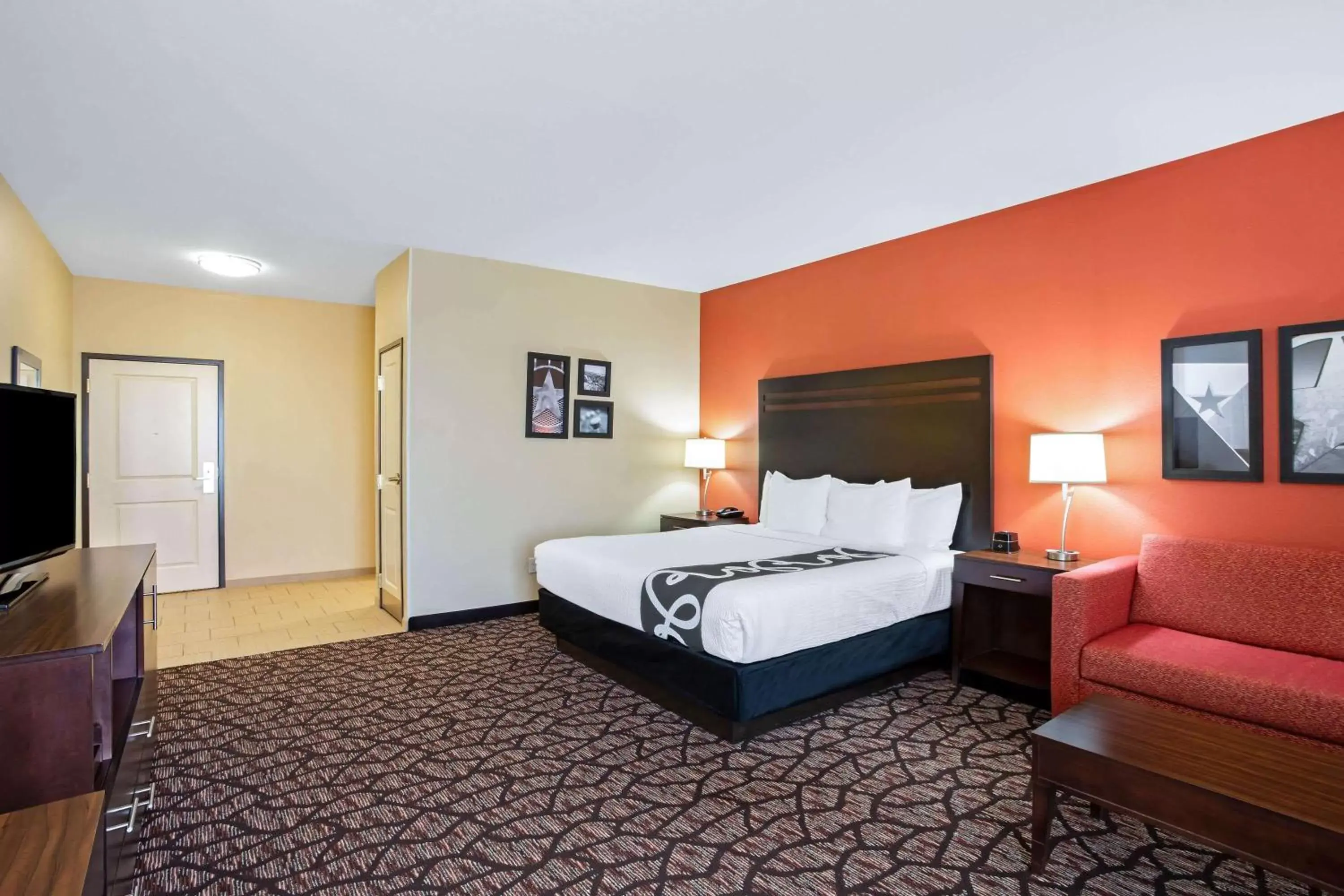 Photo of the whole room, Bed in La Quinta by Wyndham Pecos