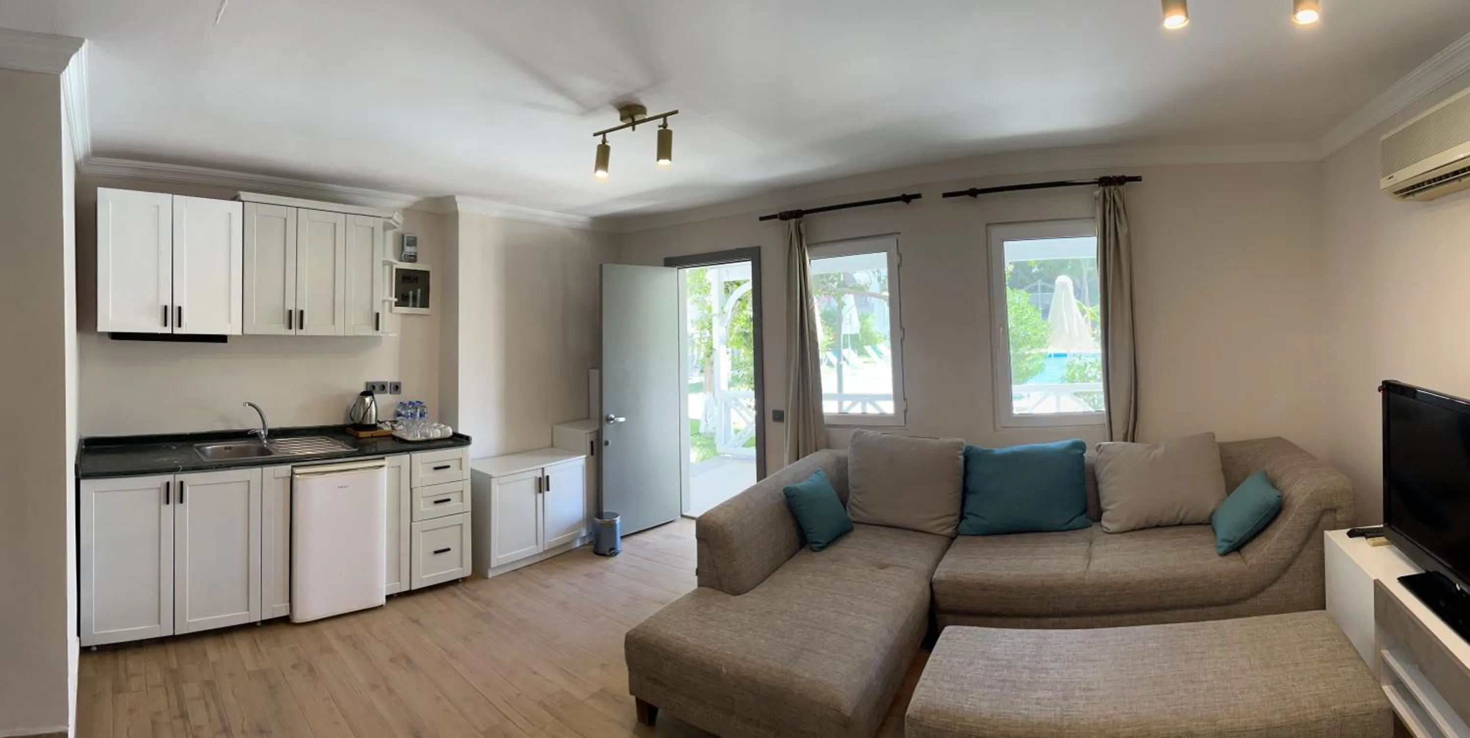 Seating area in Moonshine Hotel & Suites