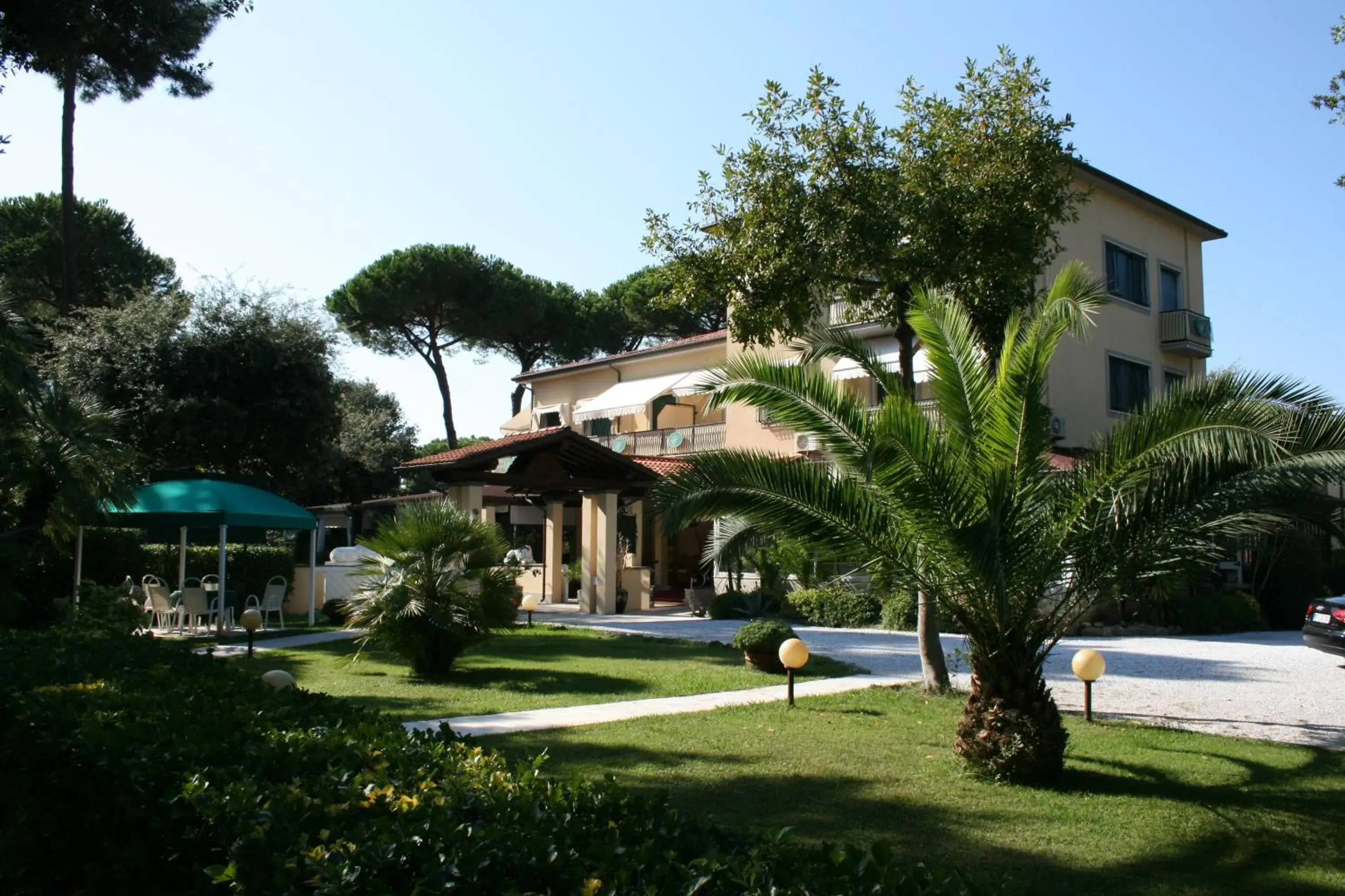 Garden, Property Building in Hotel Verdemare