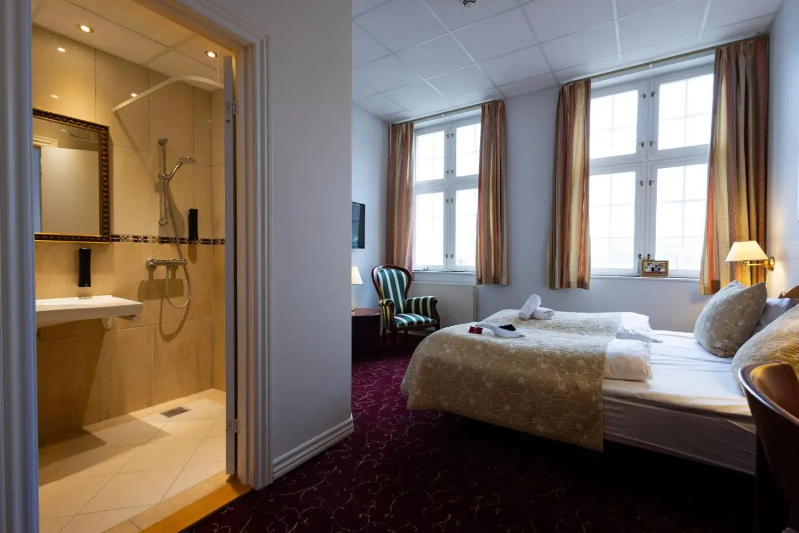 Bathroom, Bed in Milling Hotel Park