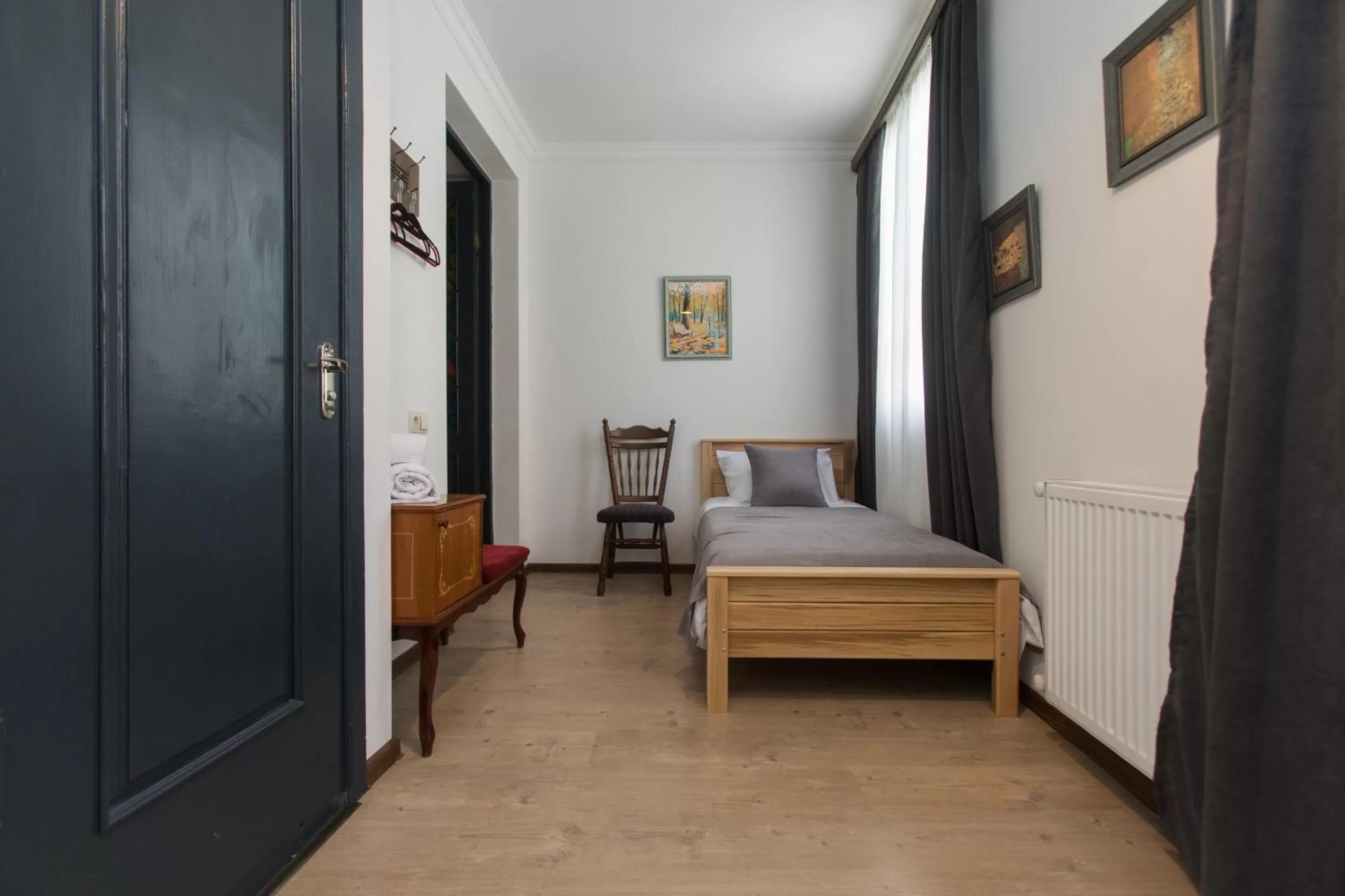 Photo of the whole room, Bed in Grape House