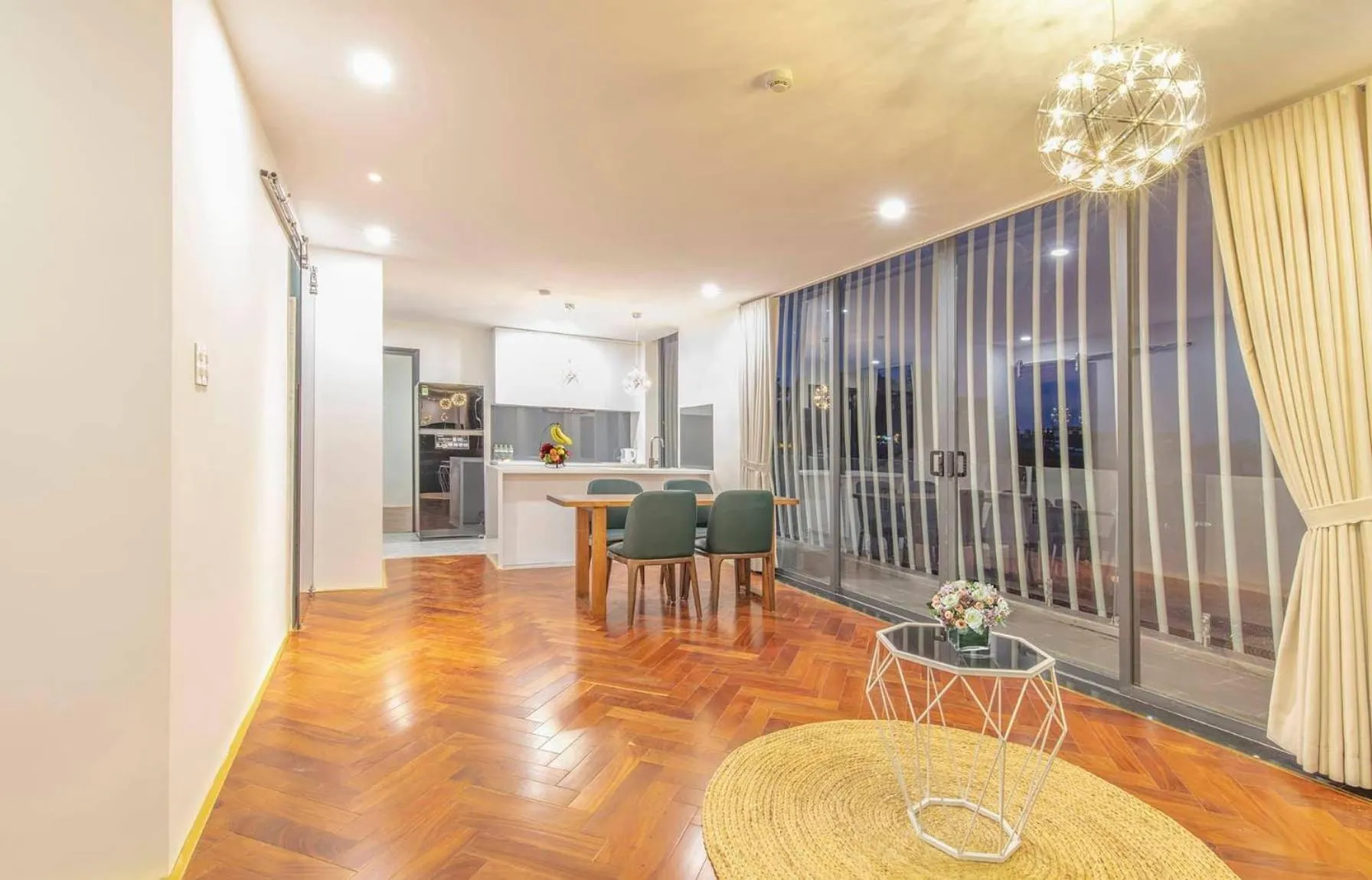 Dining area in Len's Hotel