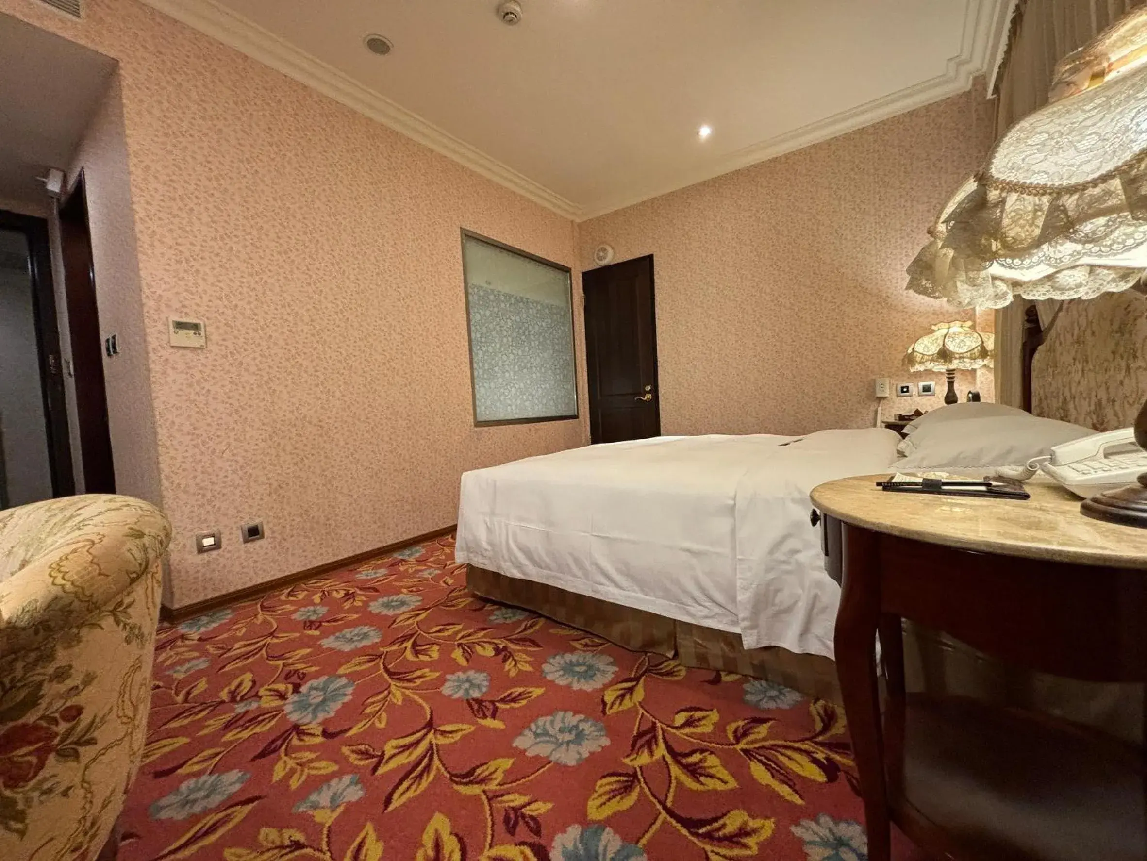 Bed in Royal Seasons Hotel Taipei-Nanjing W