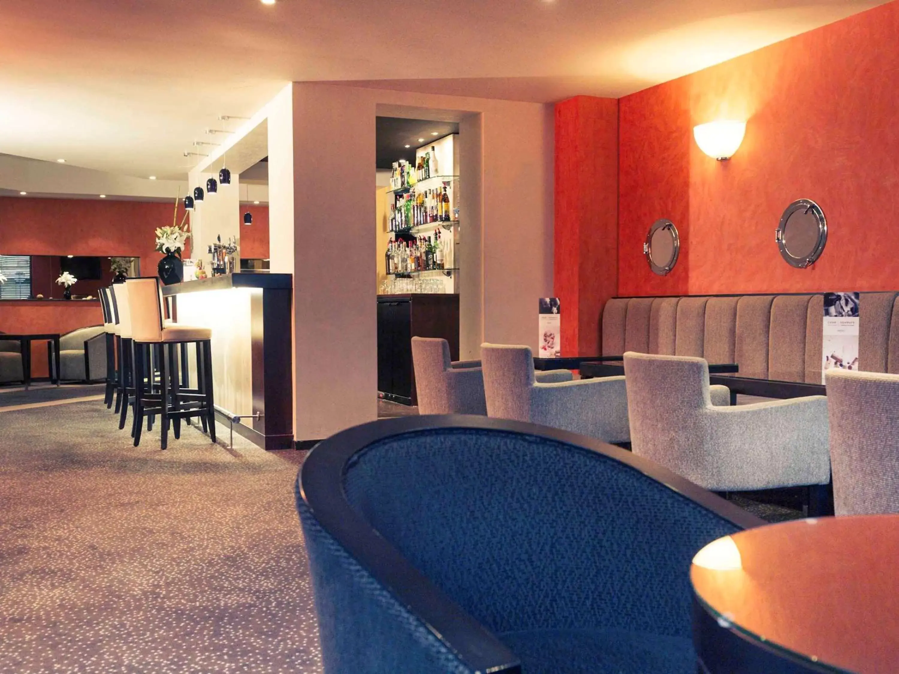 Lounge or bar, Restaurant/Places to Eat in Mercure Maurepas Saint Quentin