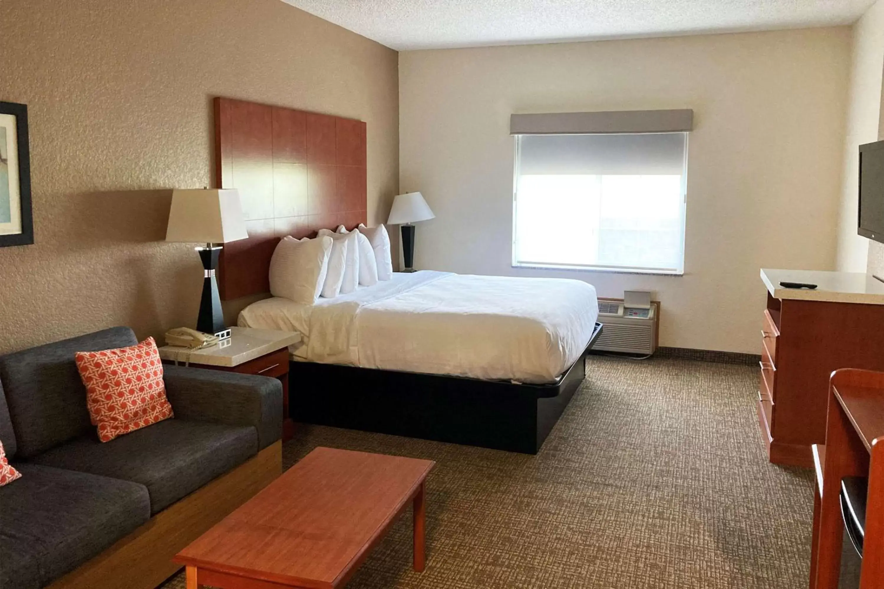 Photo of the whole room, Bed in AmericInn by Wyndham Grinnell