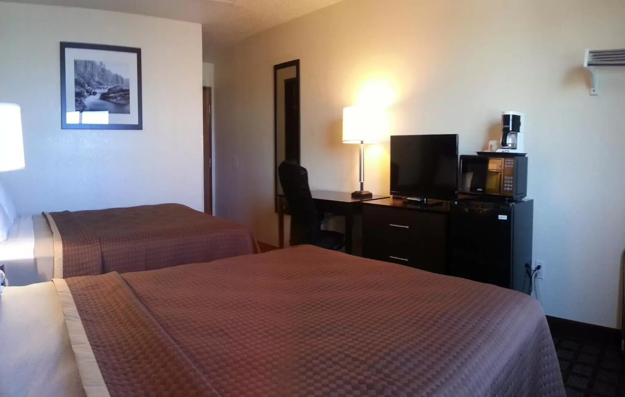 Photo of the whole room, Bed in Super 8 by Wyndham Saginaw