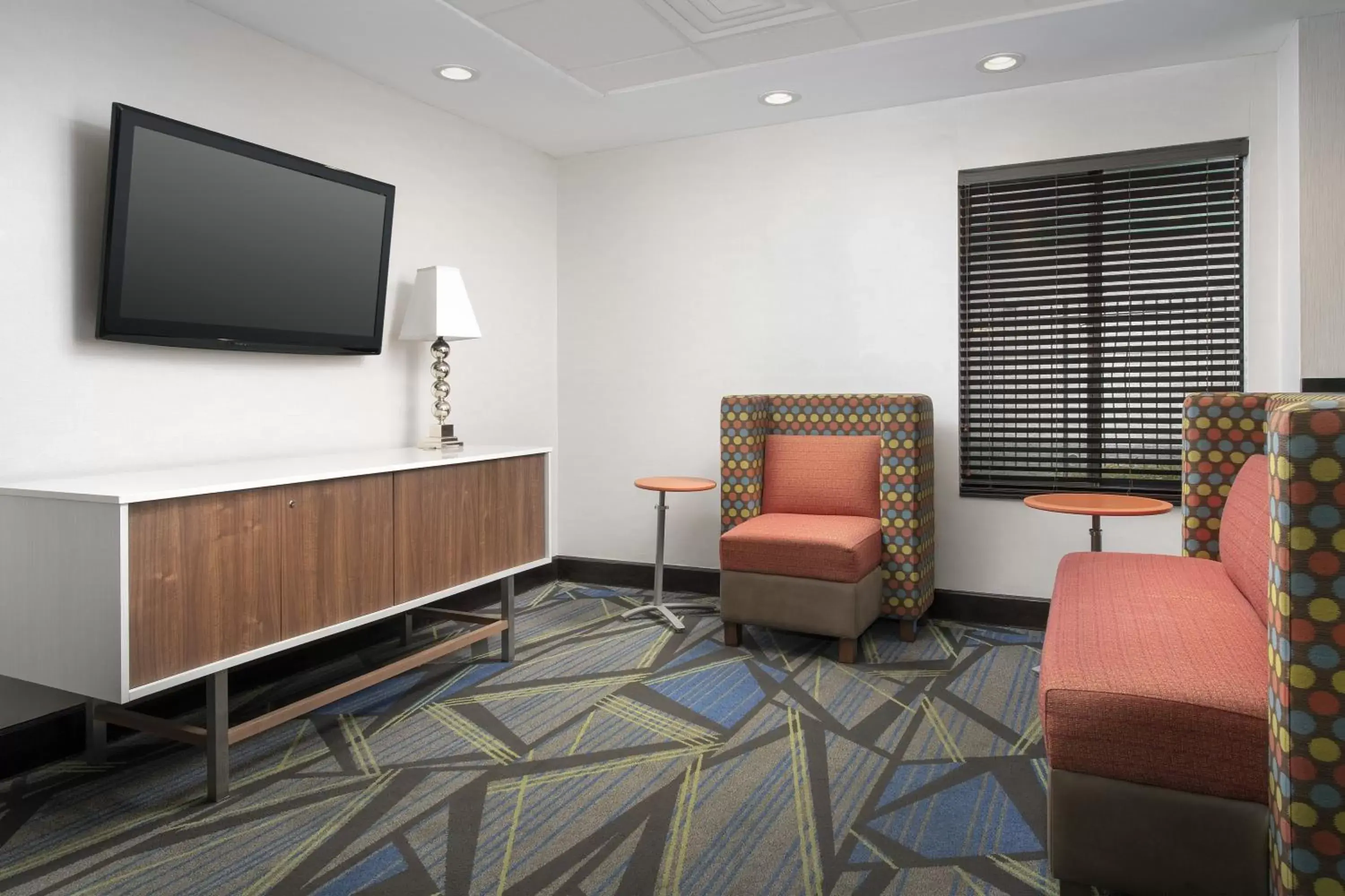 Property building, TV/Entertainment Center in Holiday Inn Express Washington DC-BW Parkway, an IHG Hotel