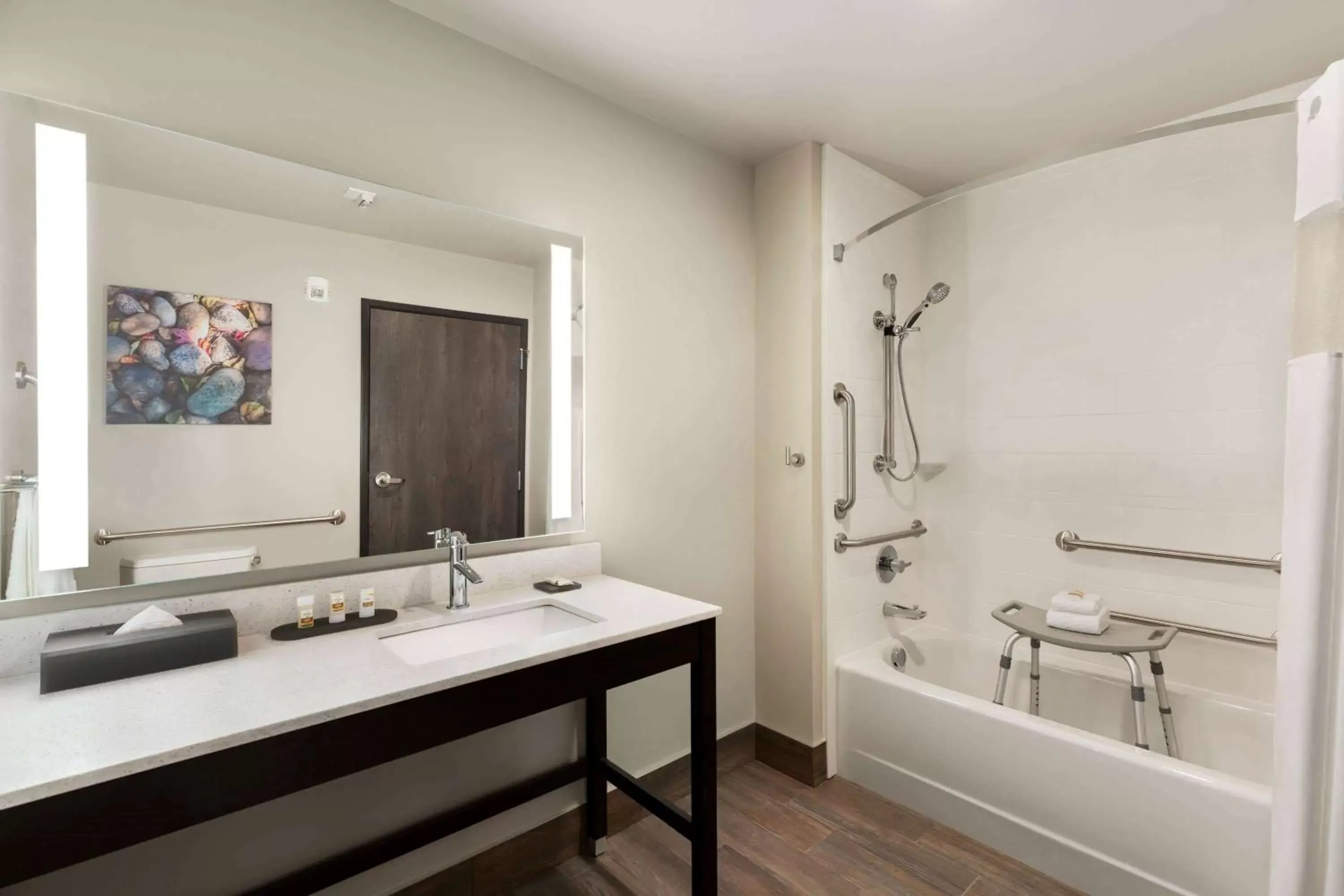 Bathroom in La Quinta Inn & Suites by Wyndham Burlington
