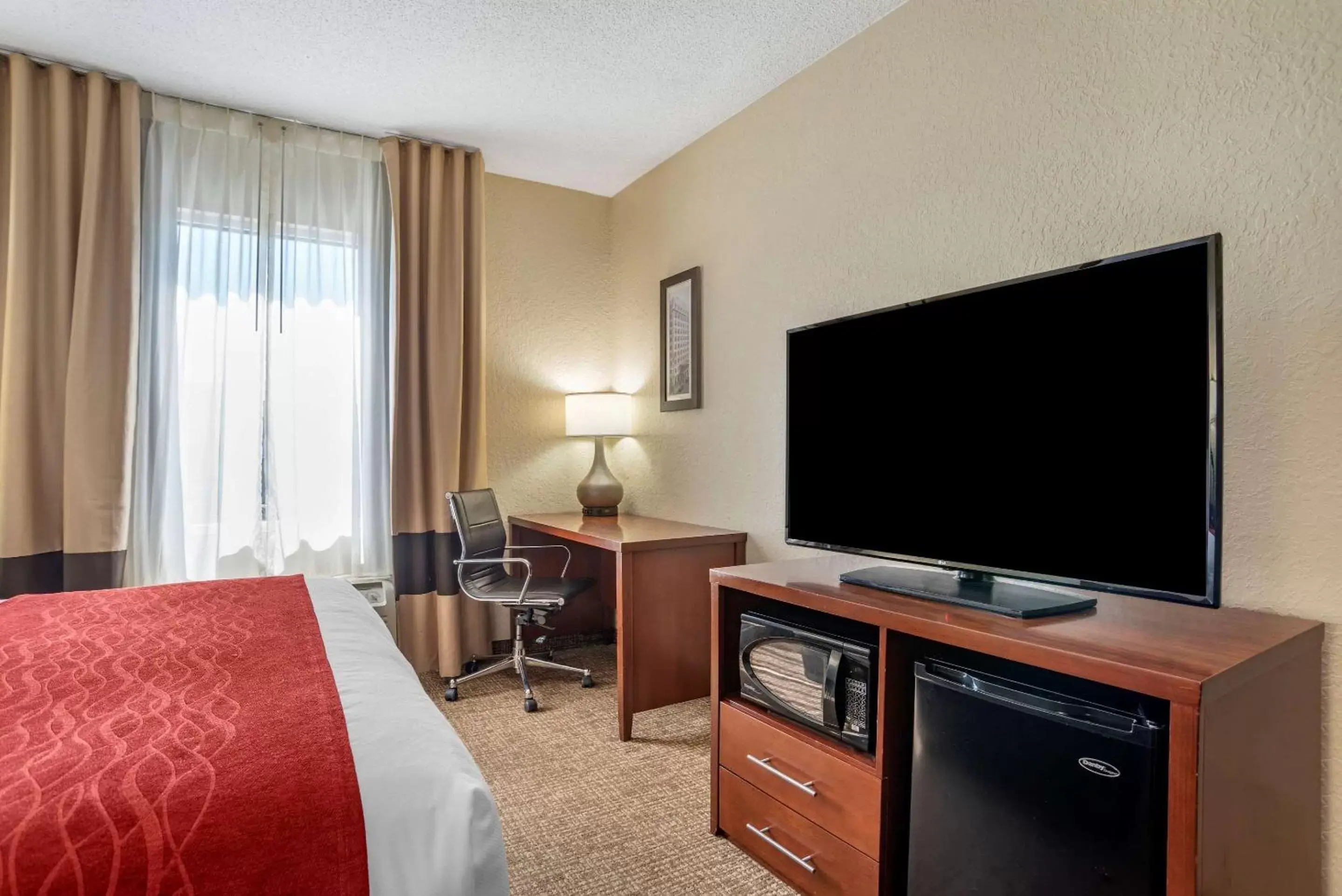 Photo of the whole room, TV/Entertainment Center in Comfort Inn & Suites Marianna I-10