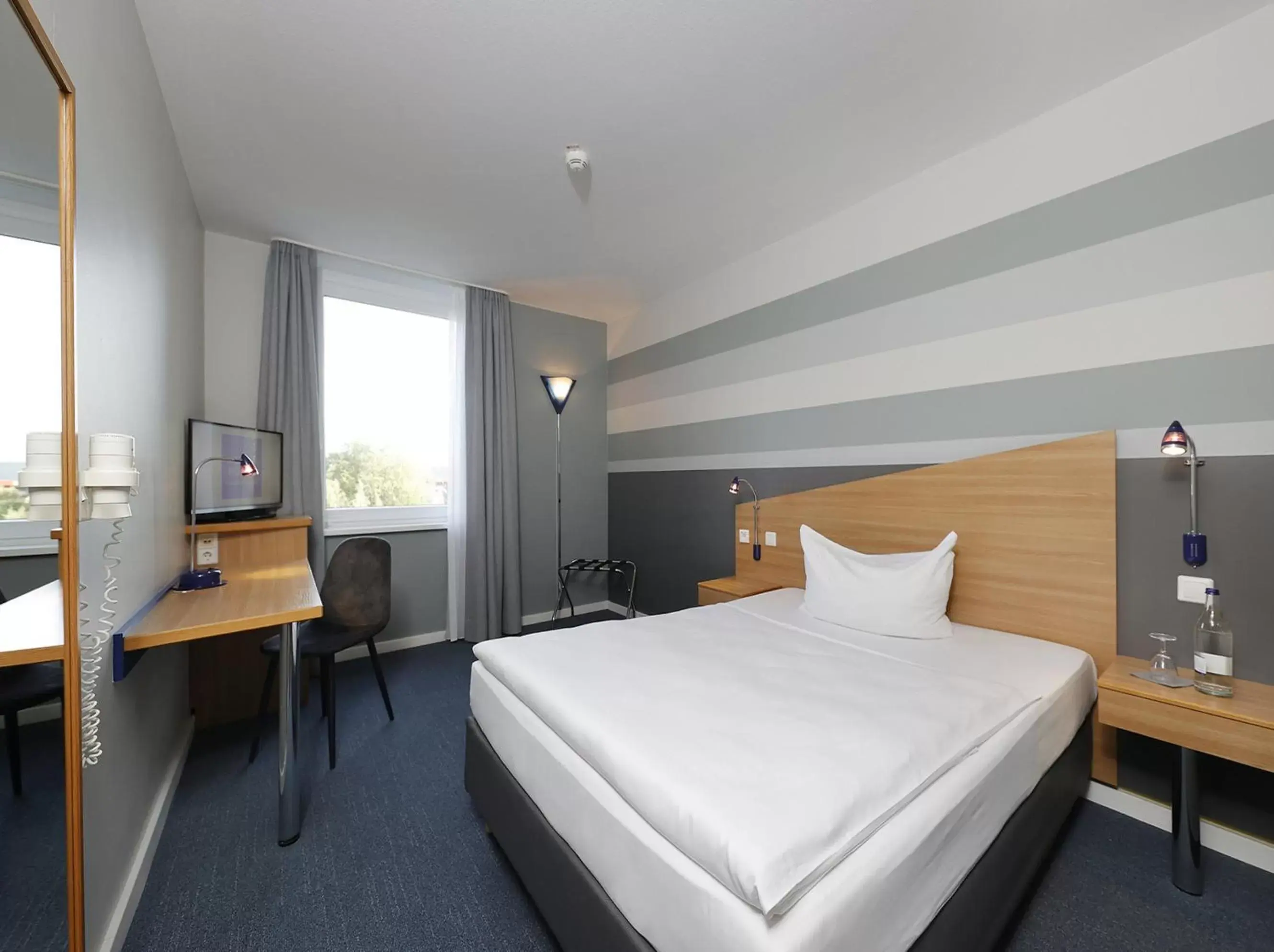 Photo of the whole room, Bed in Median Hotel Hannover Messe Photo of the whole room, Bed in Median Hotel Hannover Messe