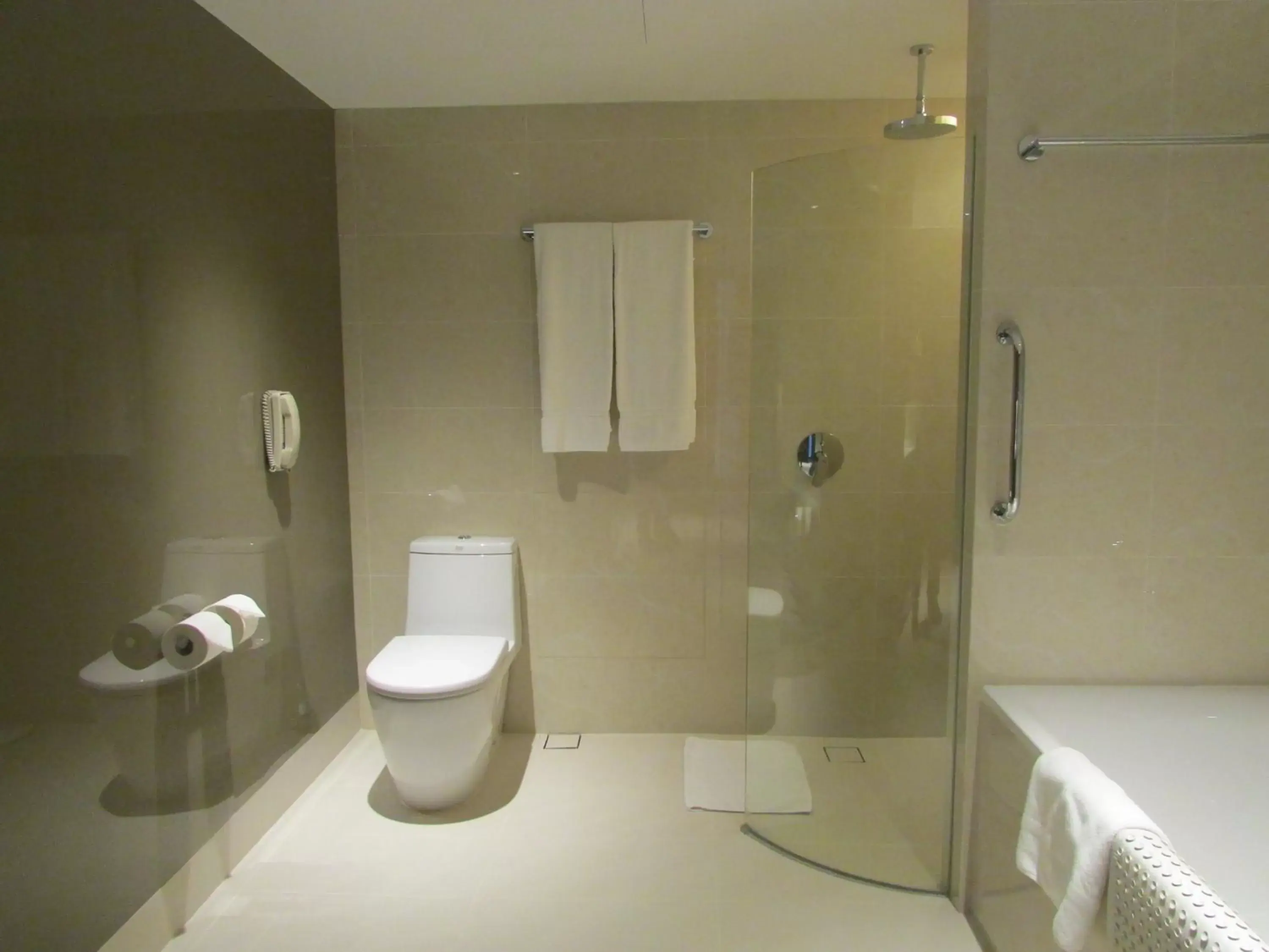 Bathroom in Concorde Hotel Singapore