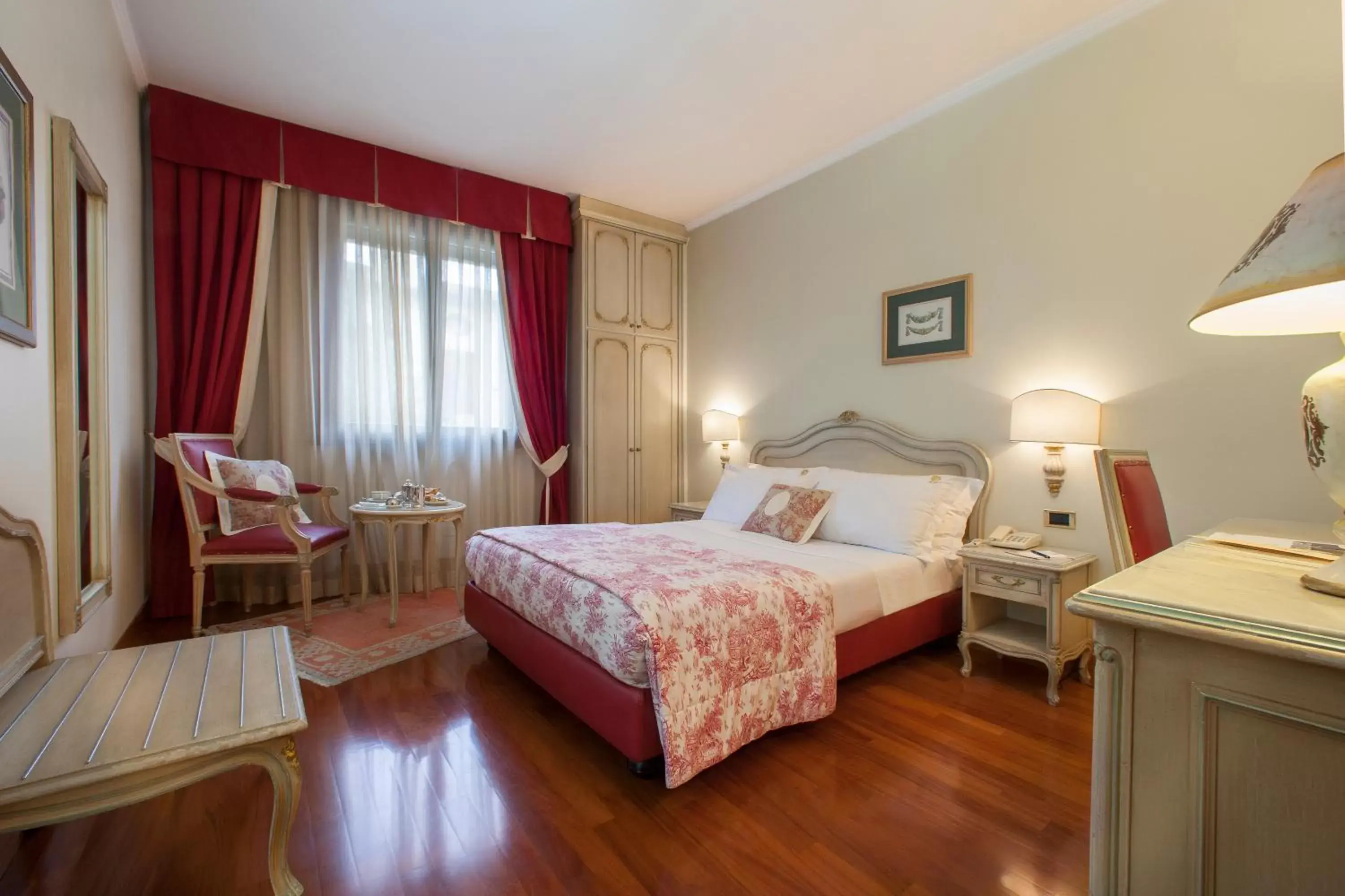 Photo of the whole room, Bed in Majestic Toscanelli (centro storico)