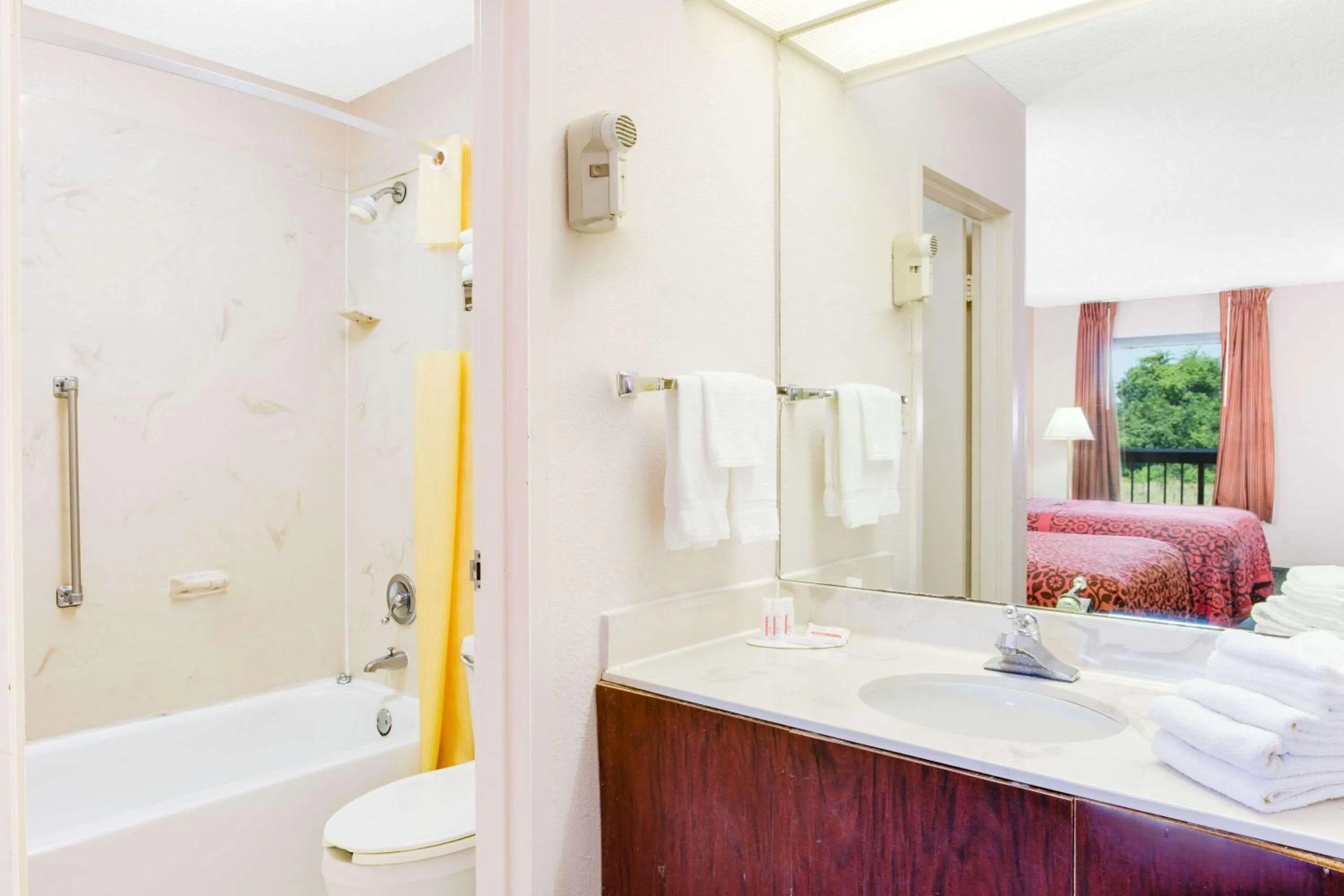 Bathroom, Bed in Days Inn by Wyndham Greenville MS