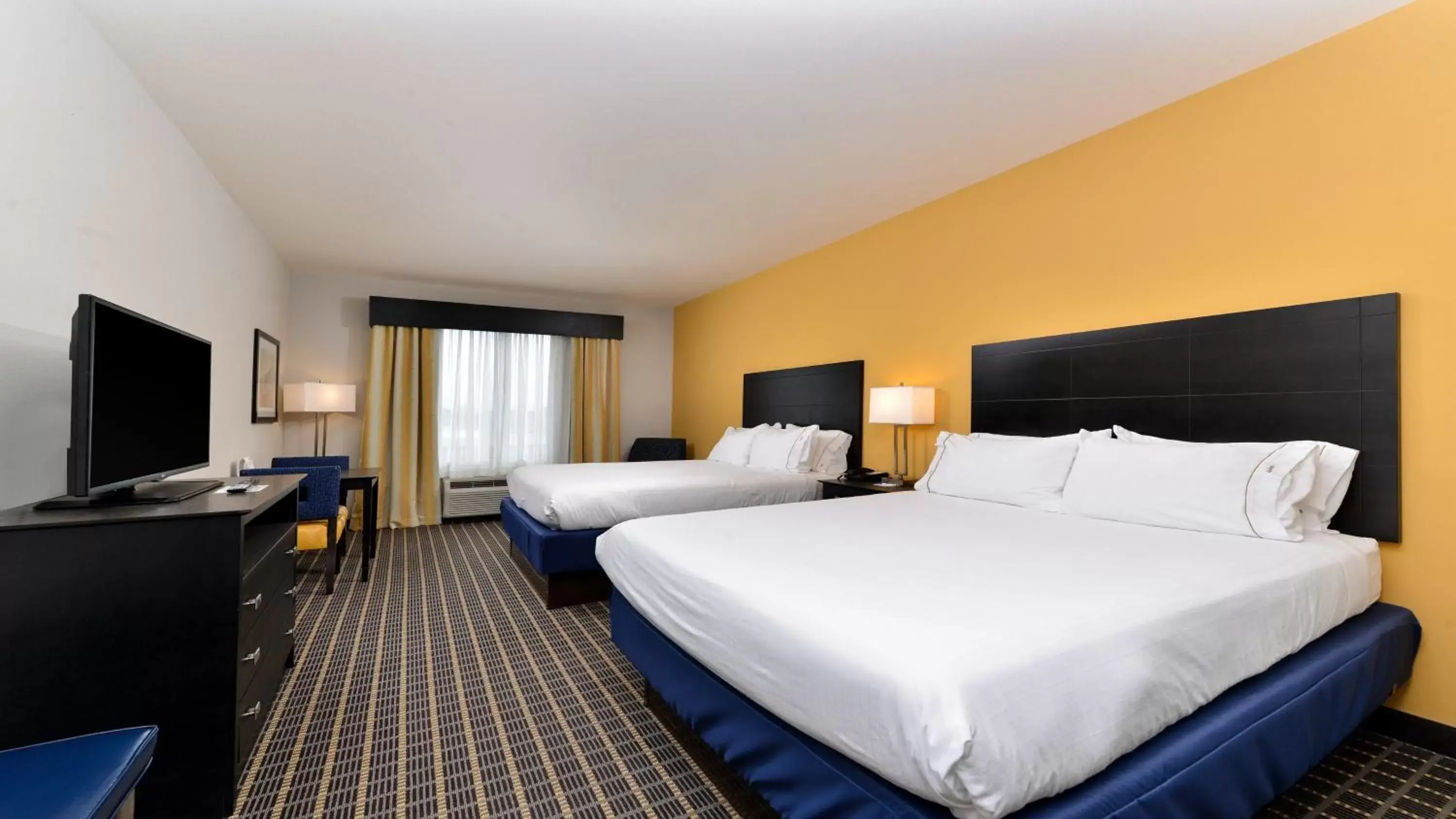 Photo of the whole room, Bed in Holiday Inn Express Hotel & Suites Fort Walton Beach Hurlburt Area, an IHG Hotel