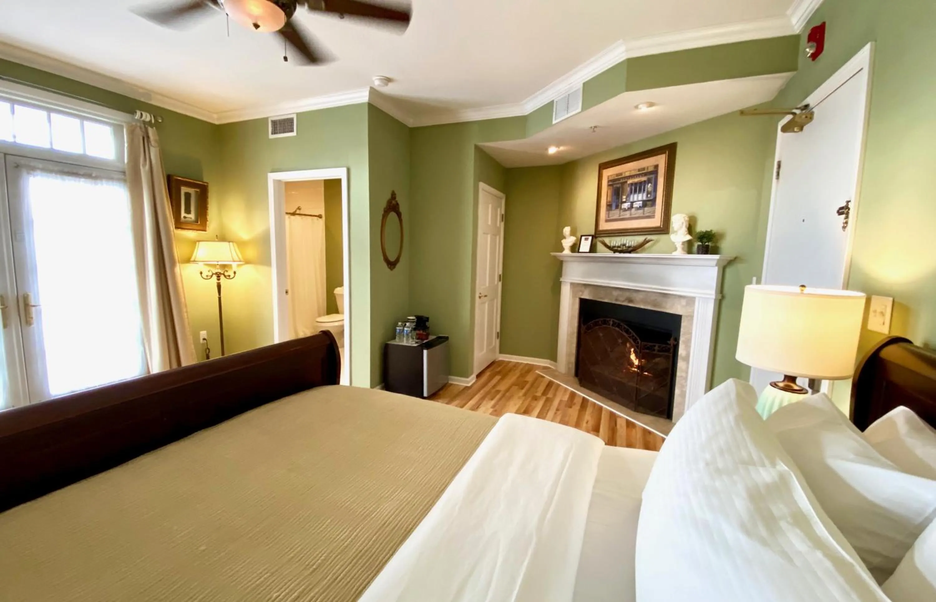 Bed in Inn on Main Hotel