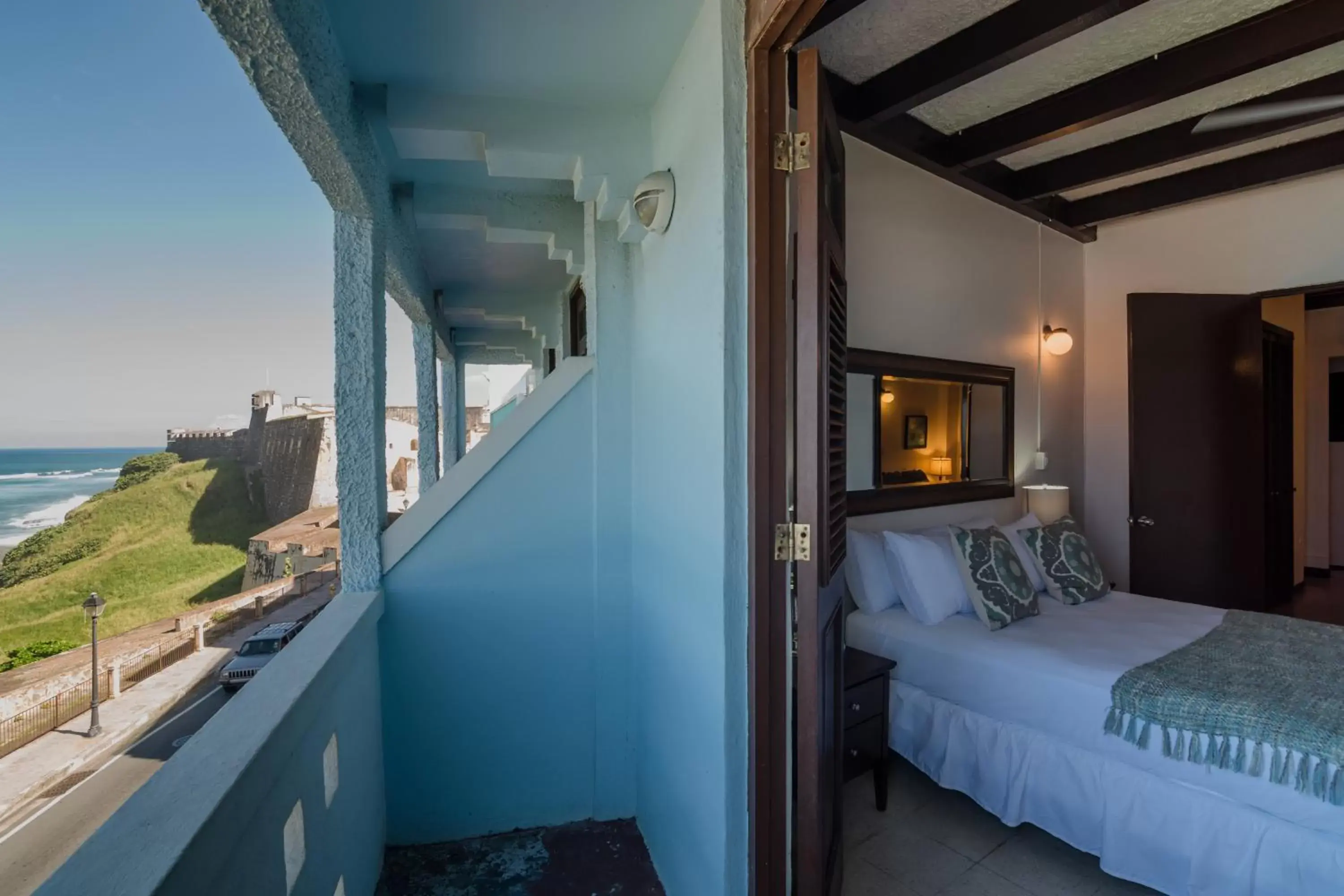 Bed, Balcony/Terrace in La Capitana Old San Juan