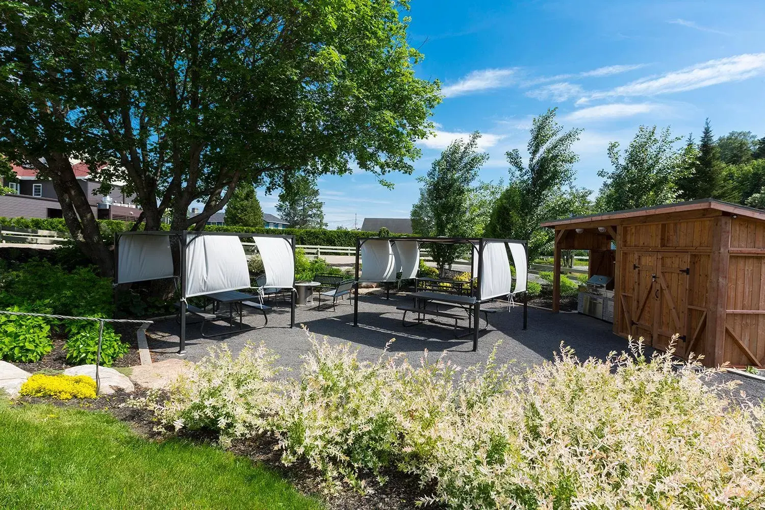 BBQ facilities in Hotel-Motel Castel de la Mer