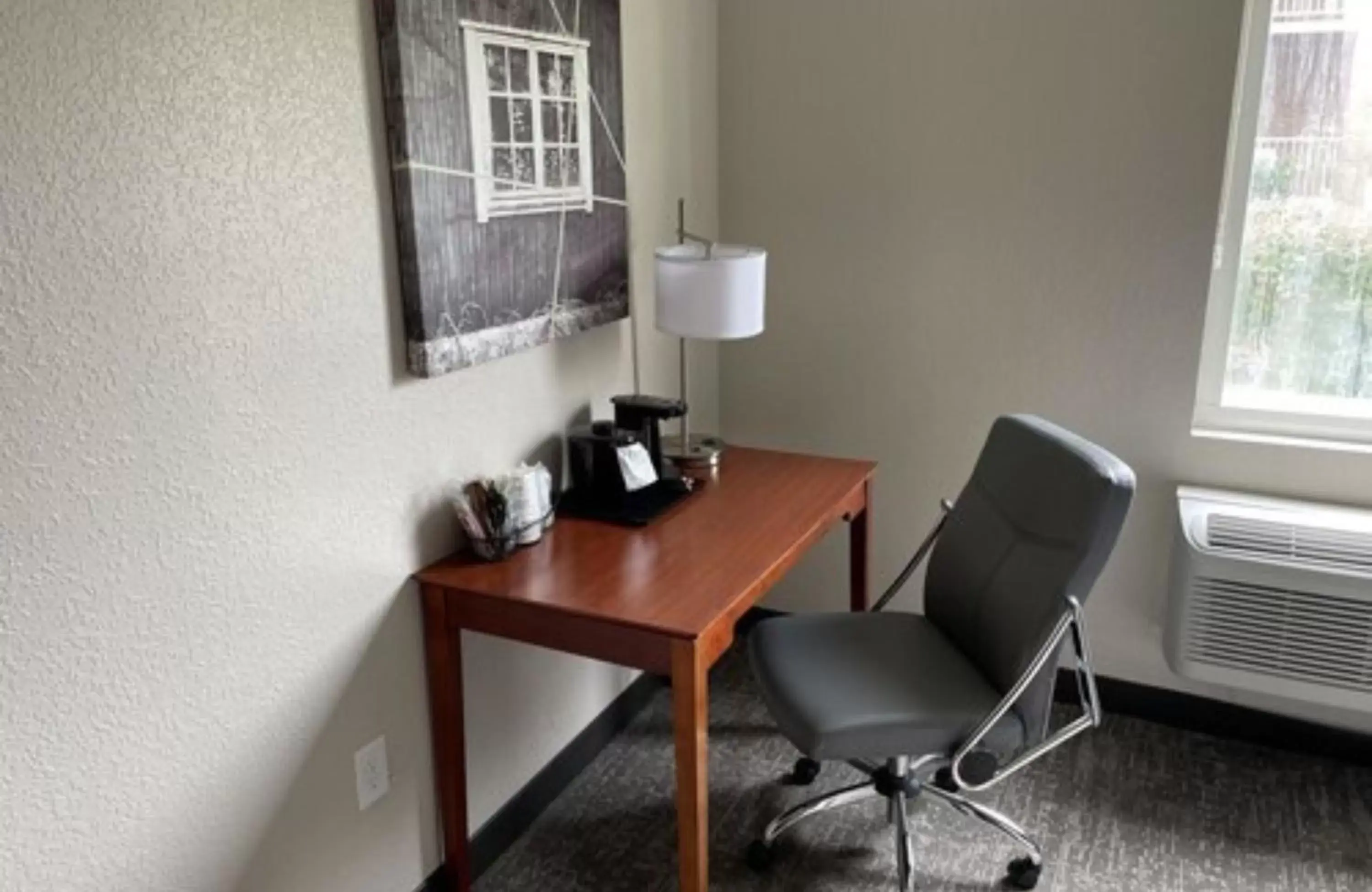 Bedroom, TV/Entertainment Center in Best Western Lexington Inn