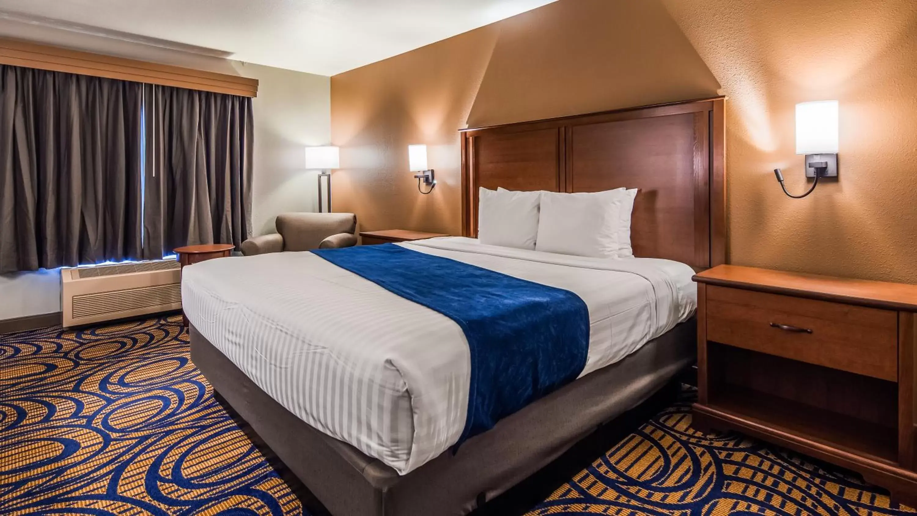 Bedroom, Bed in Best Western Woodburn Inn