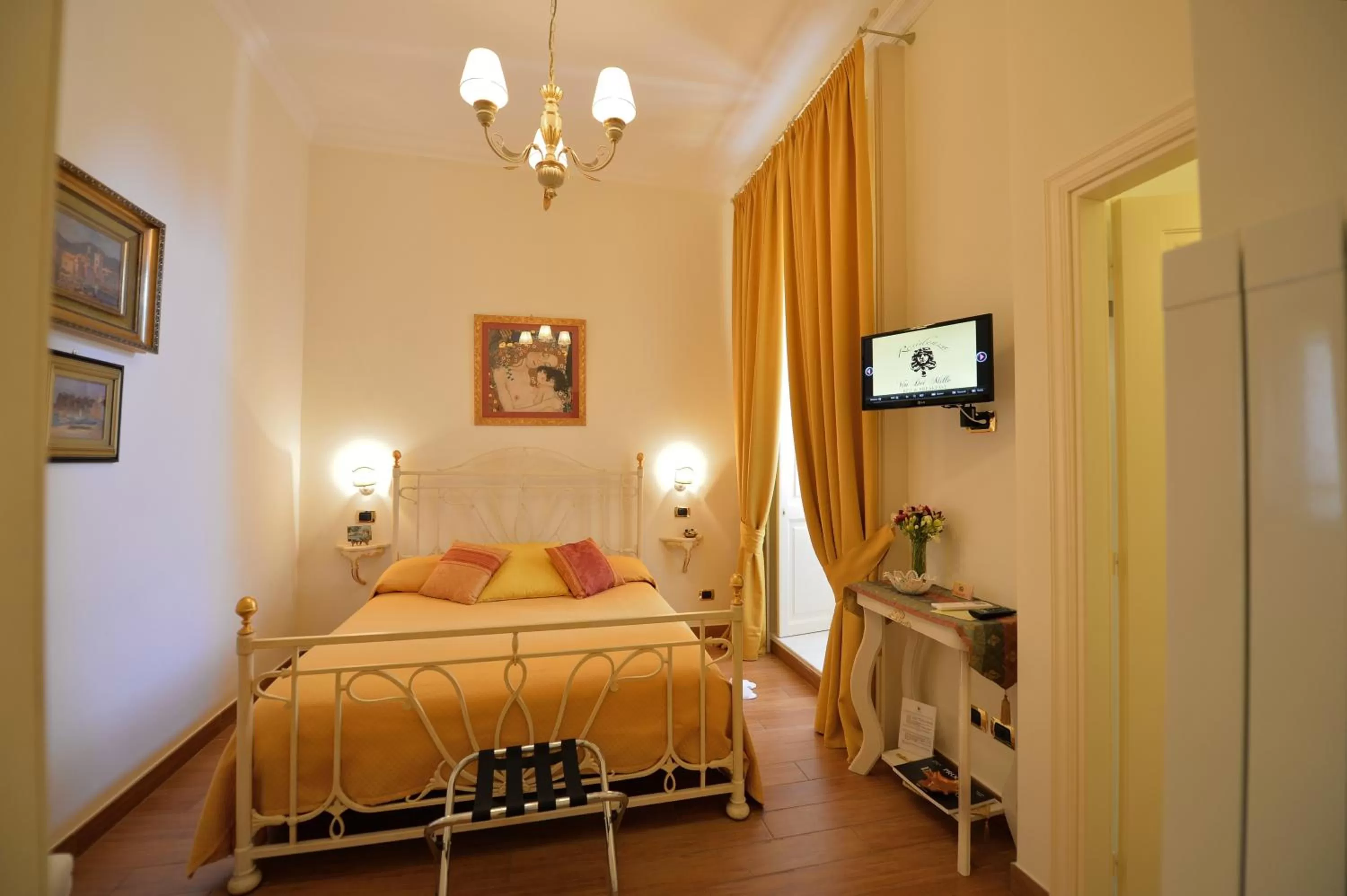 Photo of the whole room, Bed in B&B Residenza Via Dei Mille