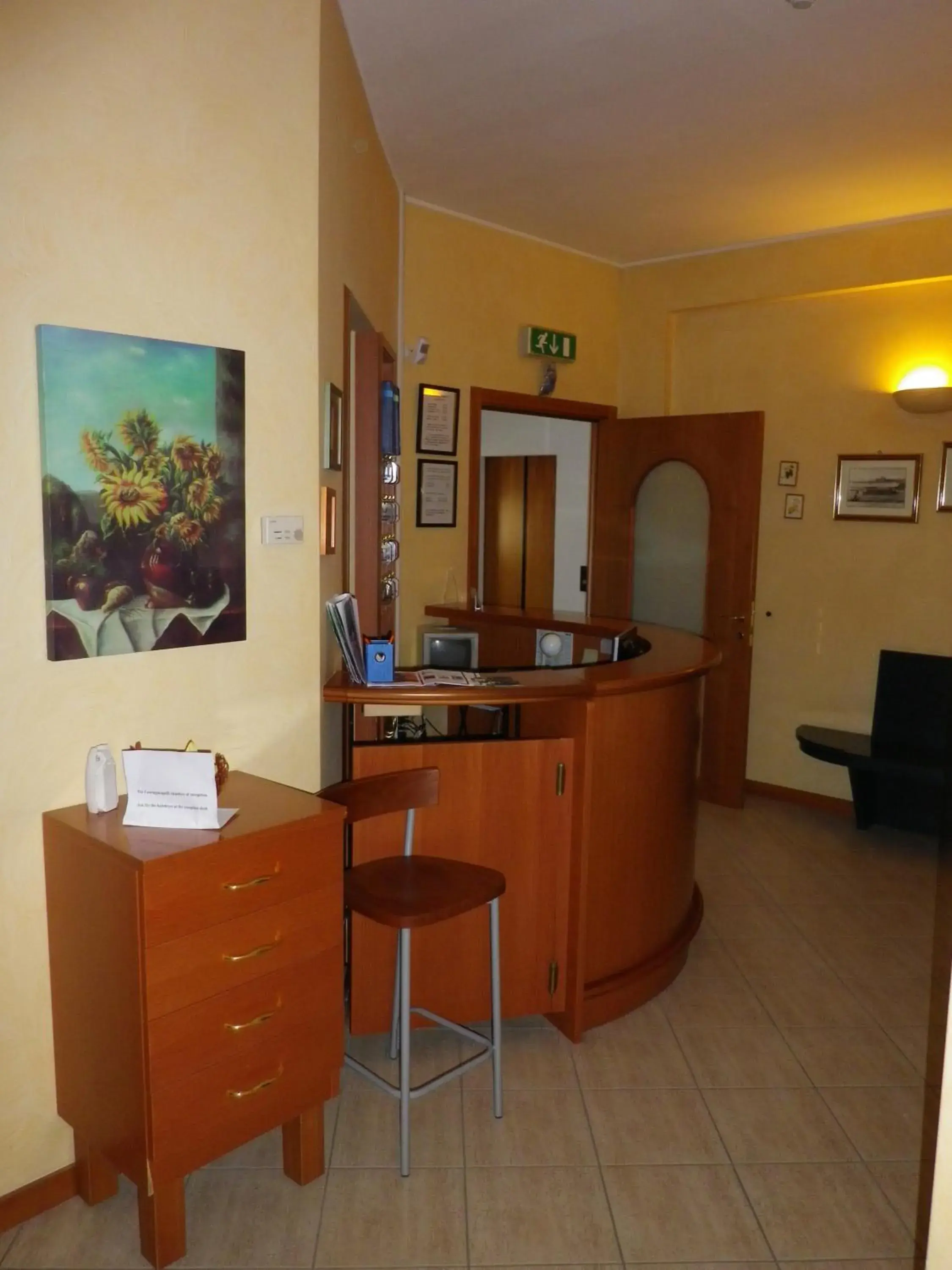 Lobby or reception, Kitchen/Kitchenette in Hotel Softwood