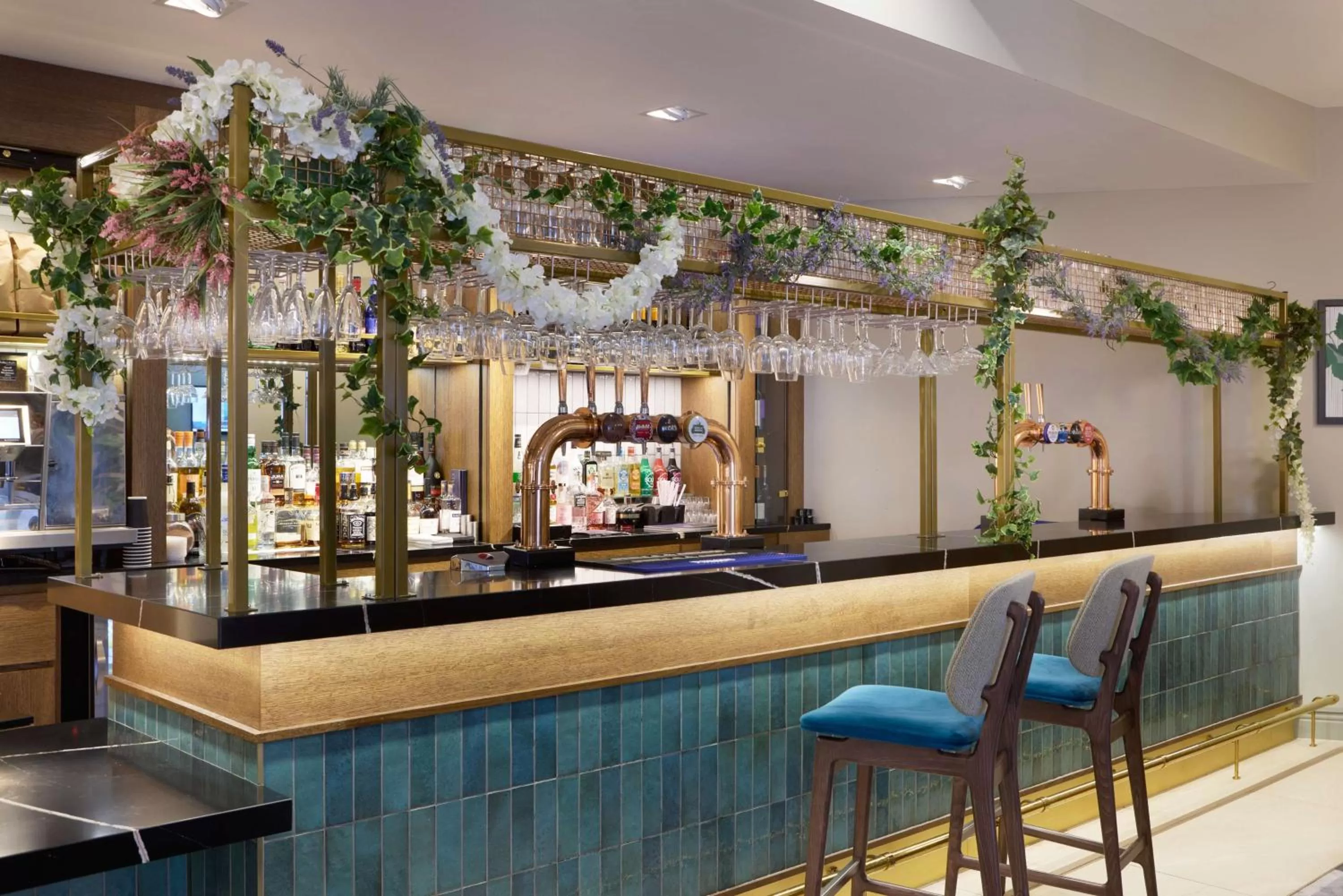 Lounge or bar in DoubleTree by Hilton Dartford Bridge