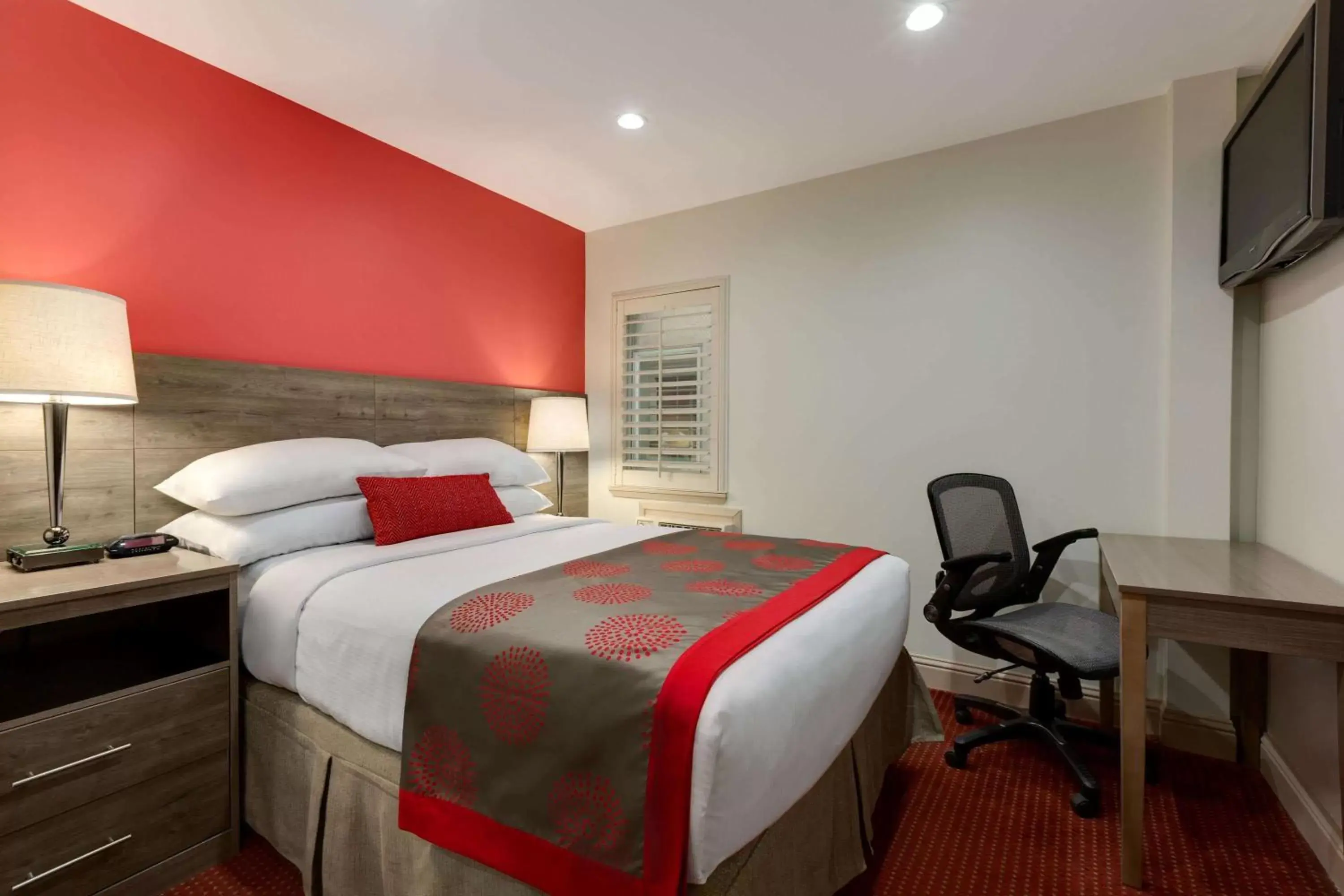 Photo of the whole room, Bed in Ramada by Wyndham Oakland Downtown City Center