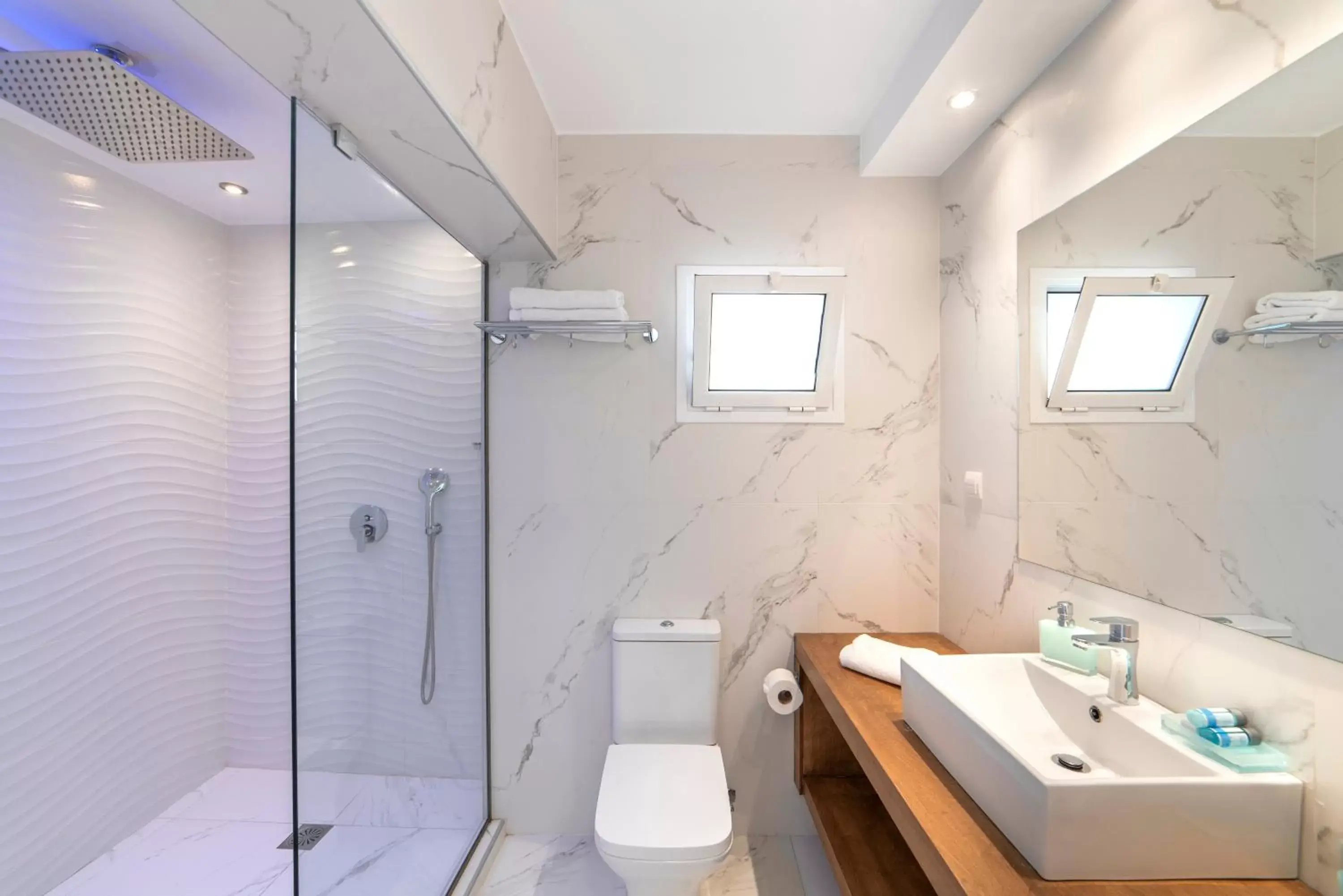 Bathroom in Naiades Marina Hotel