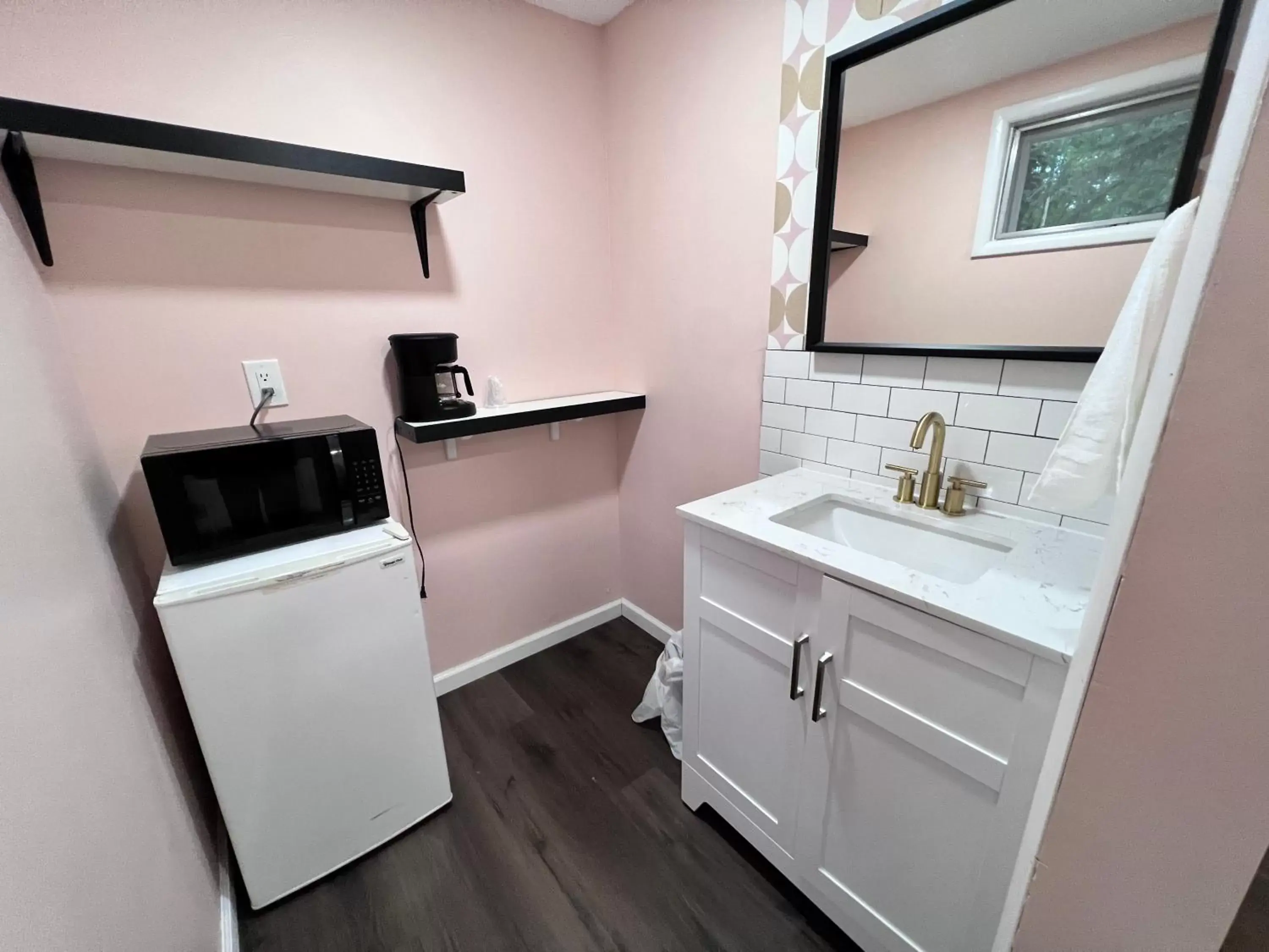 Kitchen or kitchenette, Kitchen/Kitchenette in Great Gatsby Motel In