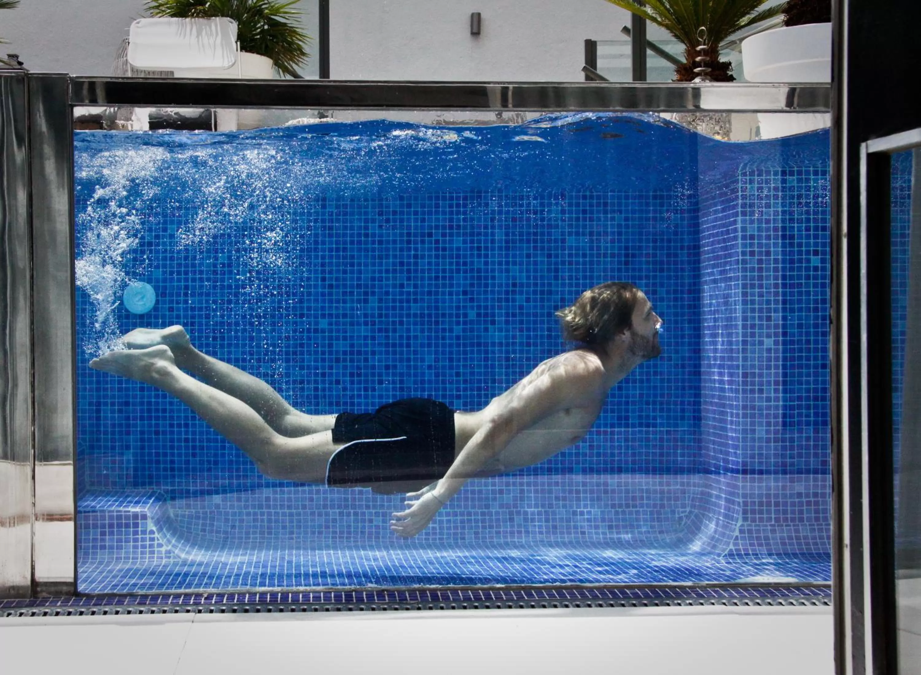 People in Hotel Feliz