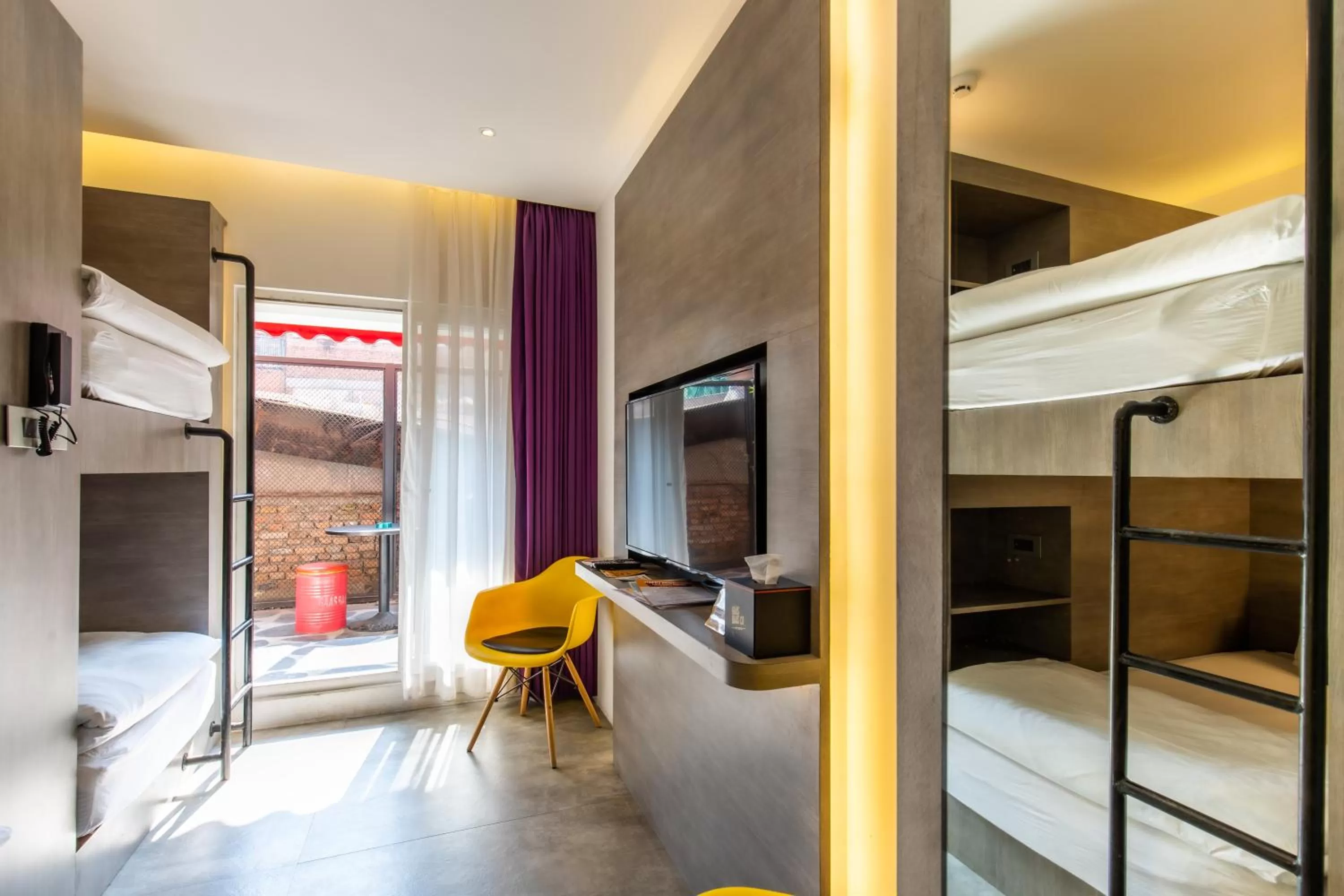 Photo of the whole room, Bed in Gaas BaasCo