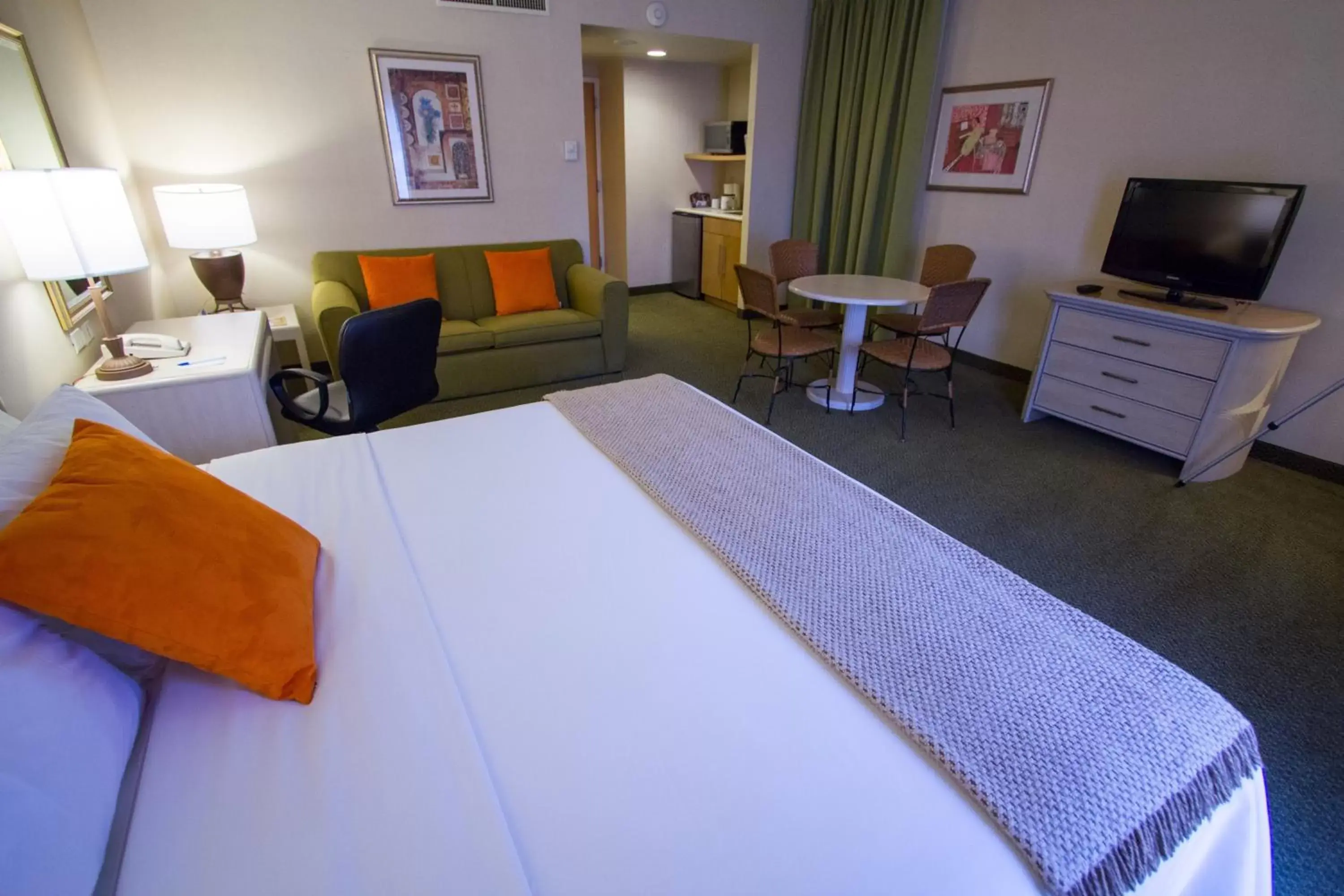 Photo of the whole room, Bed in Holiday Inn Express Monterrey Galerias-San Jeronimo, an IHG Hotel