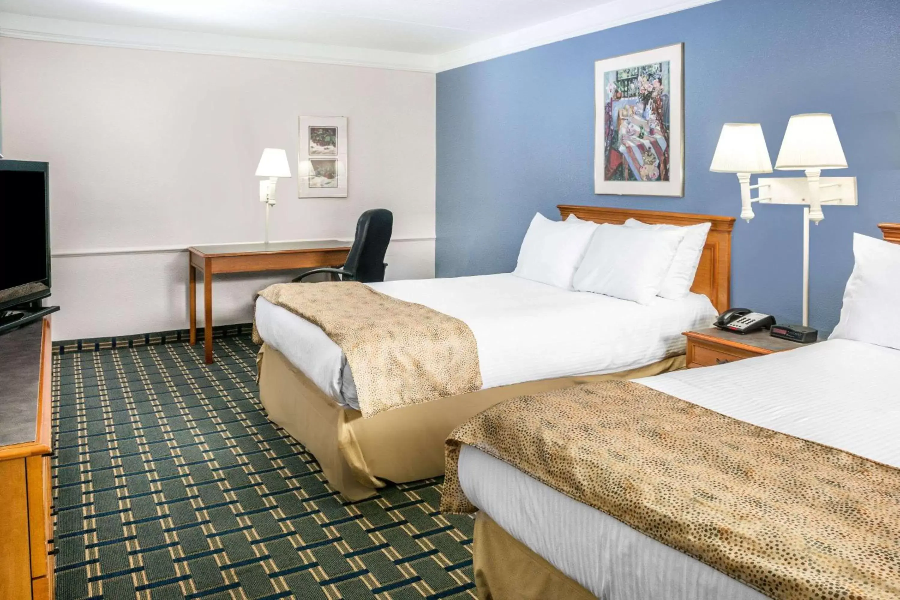 Photo of the whole room, Bed in Days Inn by Wyndham Houston