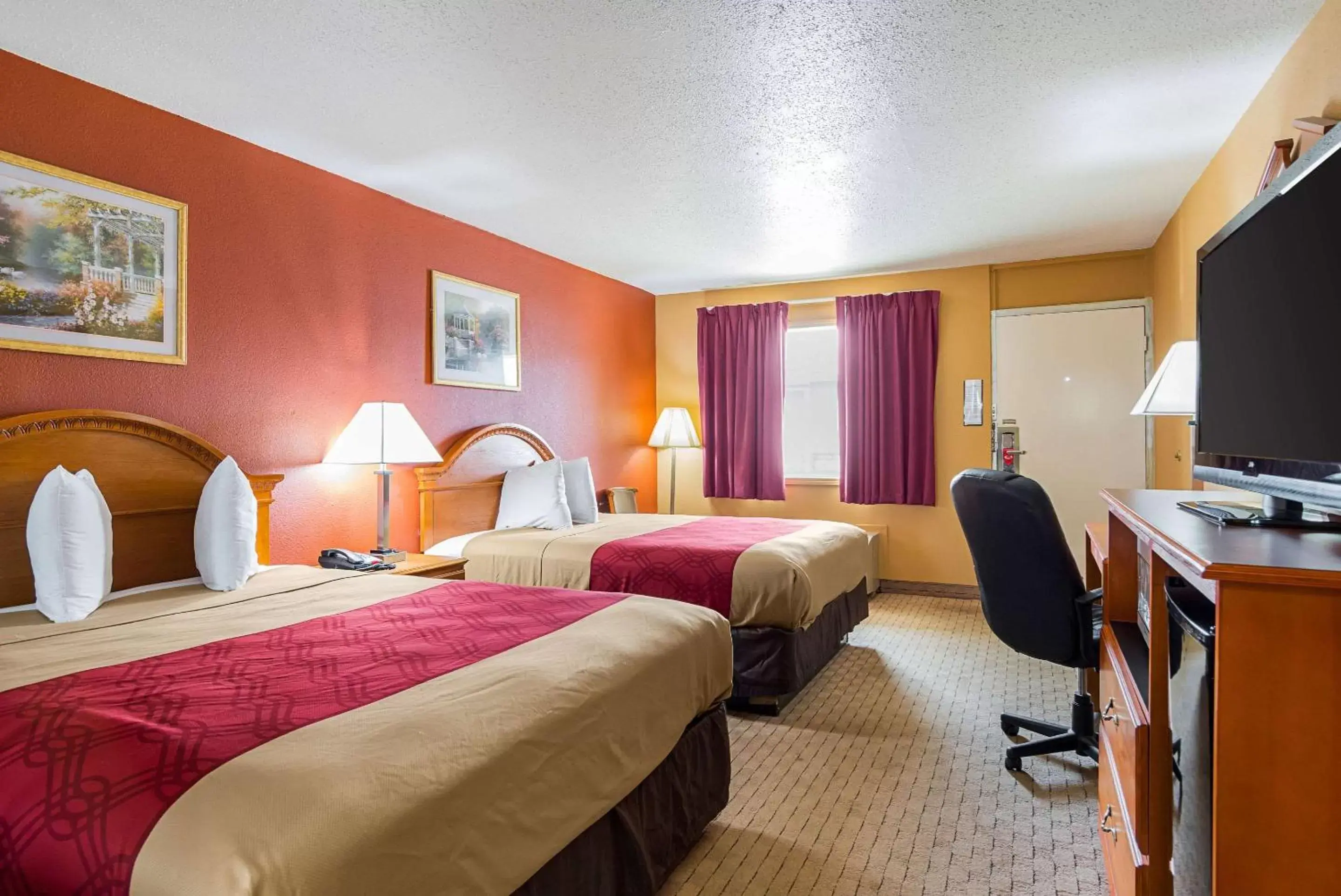 Photo of the whole room, Bed in Econo Lodge Jacksonville near Little Rock Air Force Base