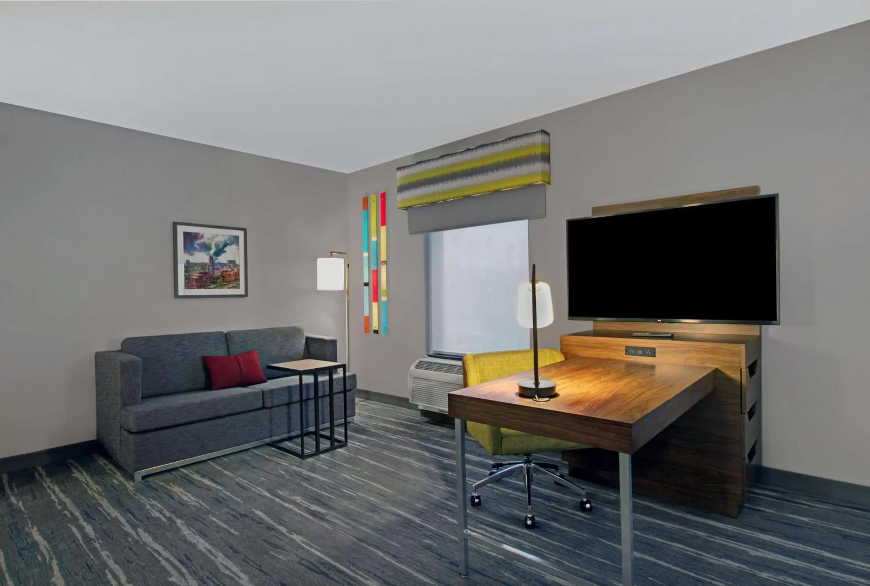 Living room, TV/Entertainment Center in Hampton Inn & Suites by Hilton Syracuse Dewitt