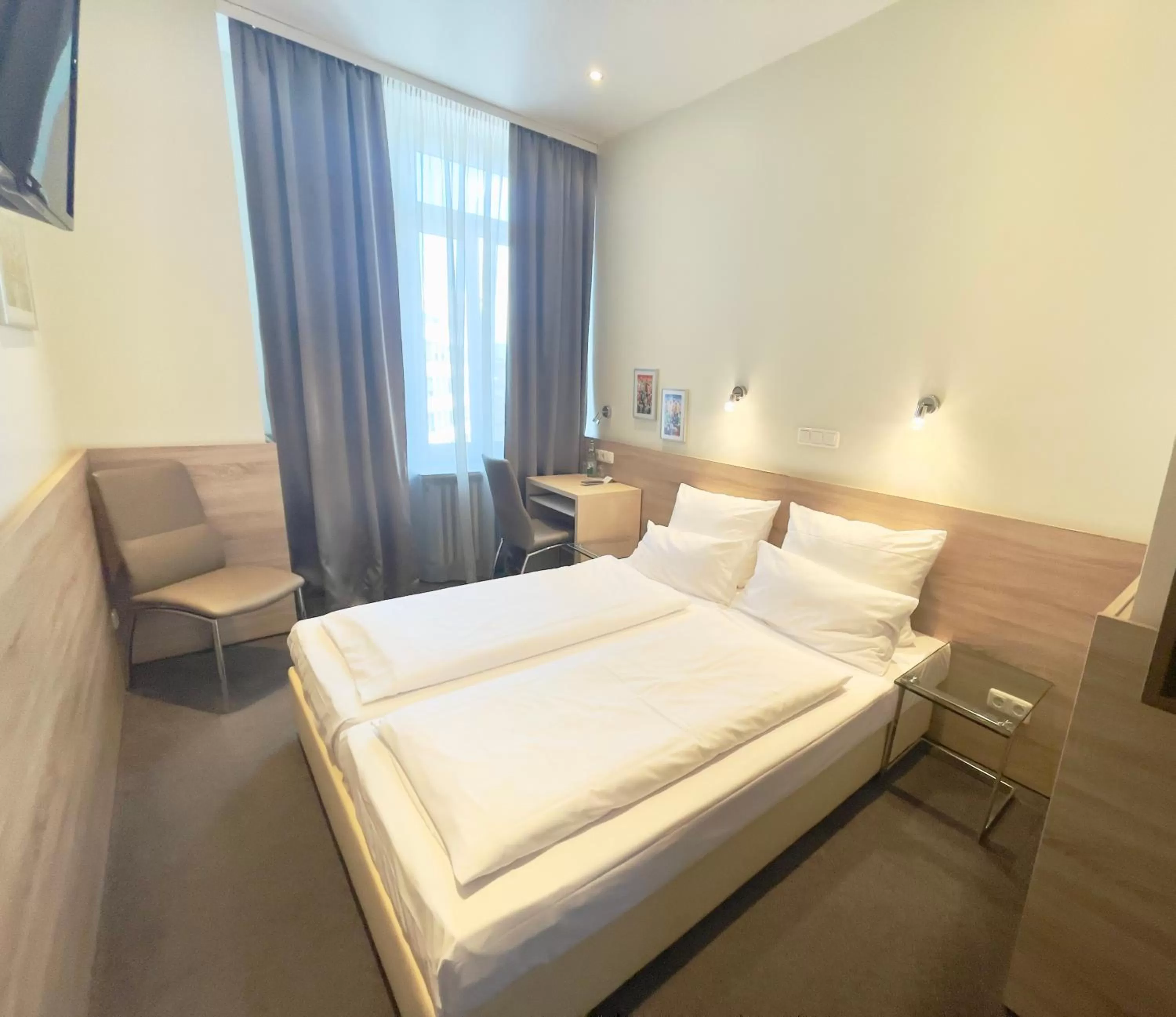 Photo of the whole room, Bed in Hotel Central