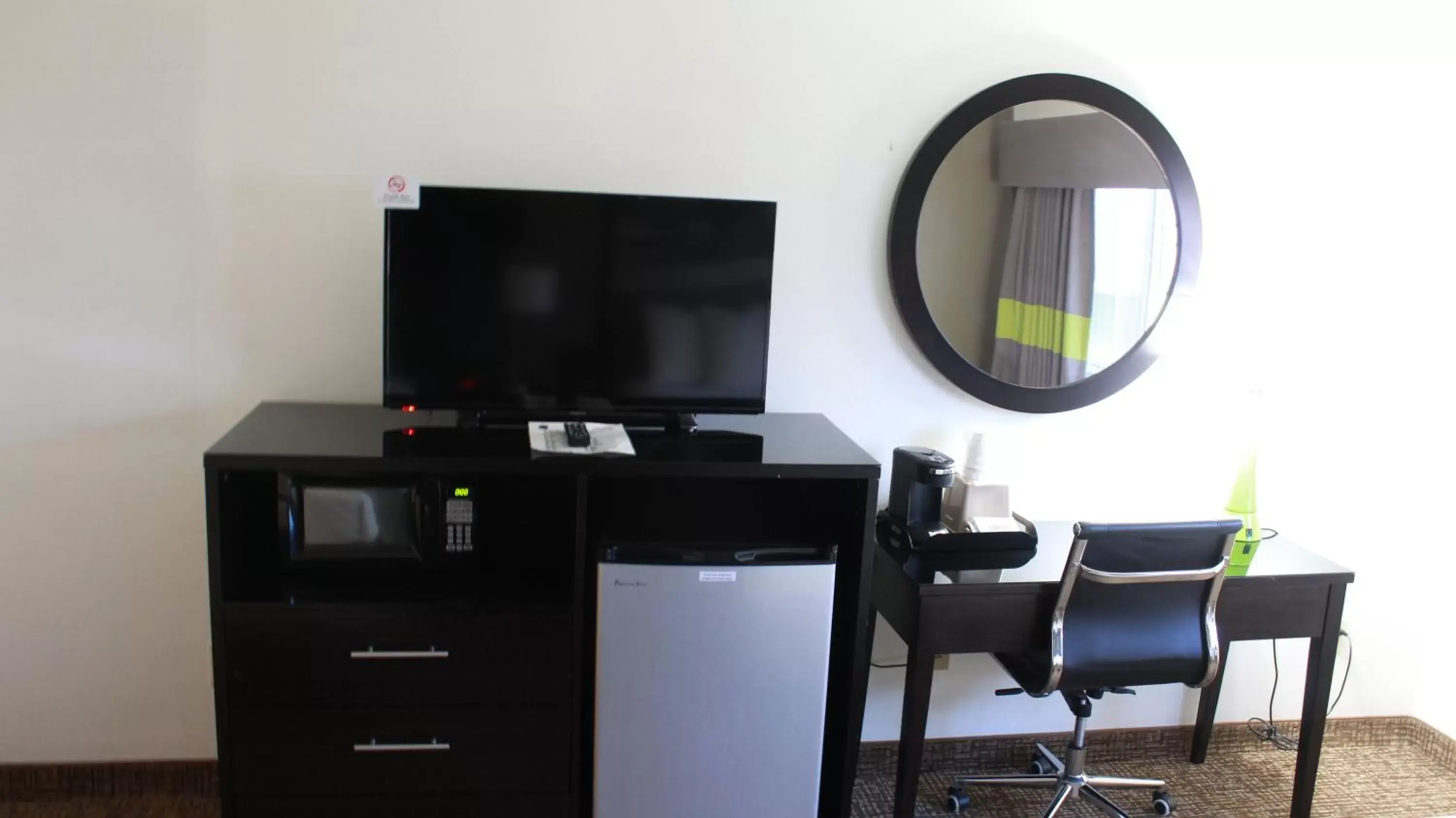 TV and multimedia, TV/Entertainment Center in Forest City Inn